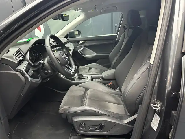 Audi Q3 view 14