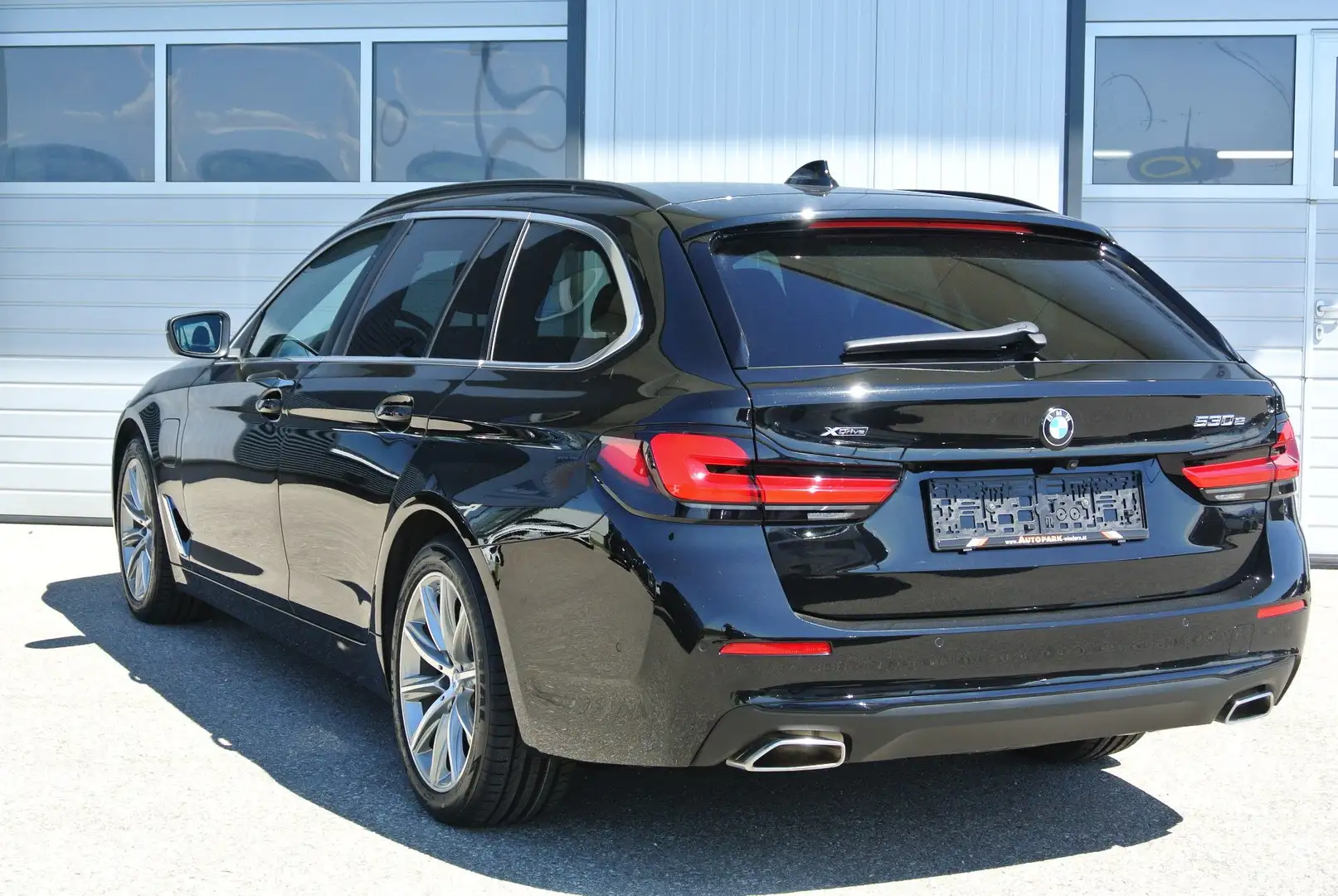 BMW 530 530e xDrive touring Aut. * LEDER * LED * NAVI * Schwarz - 2