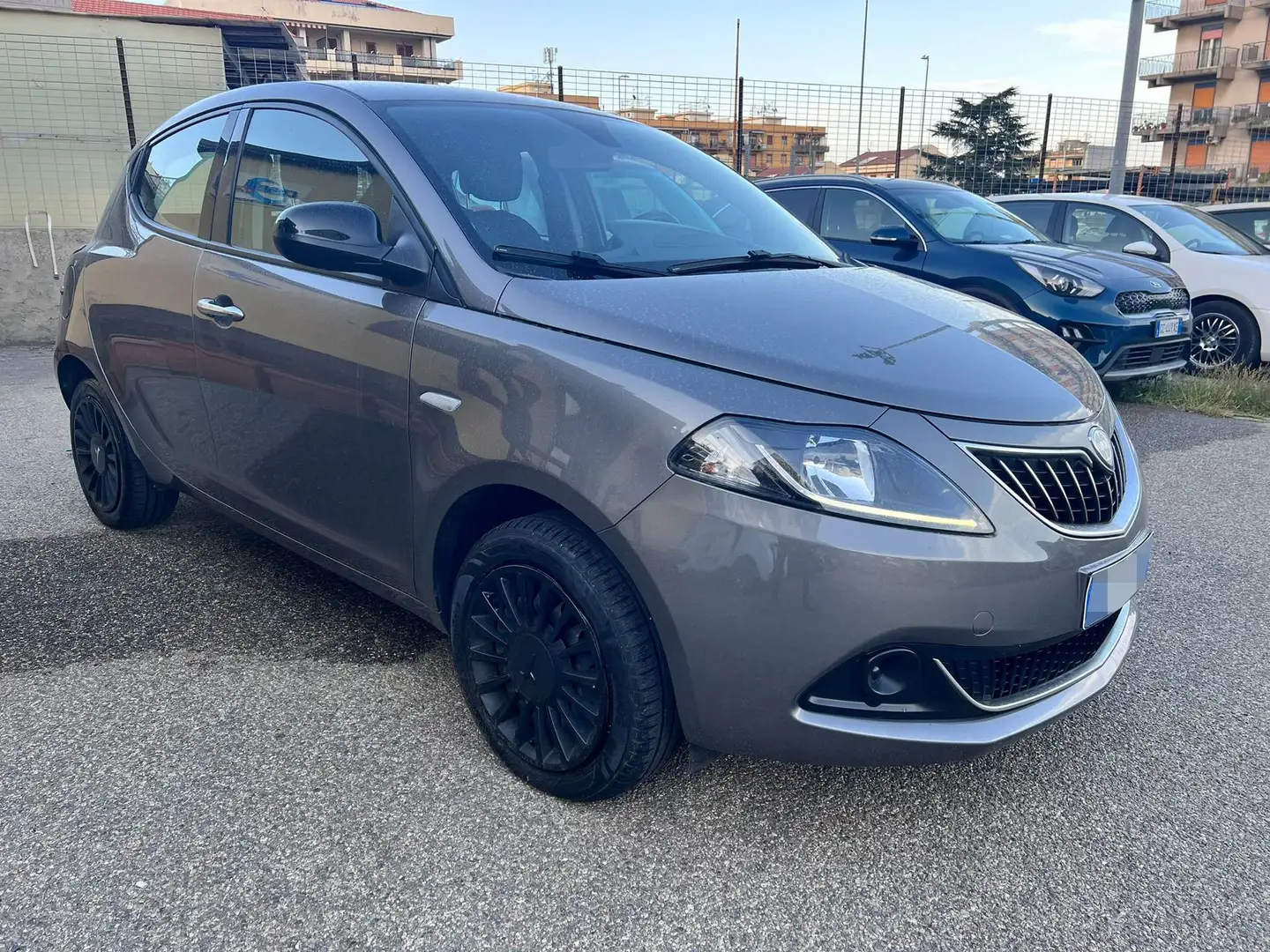 Lancia Ypsilon 1.0 FireFly 5 porte S&S Hybrid Silver Grigio - 2