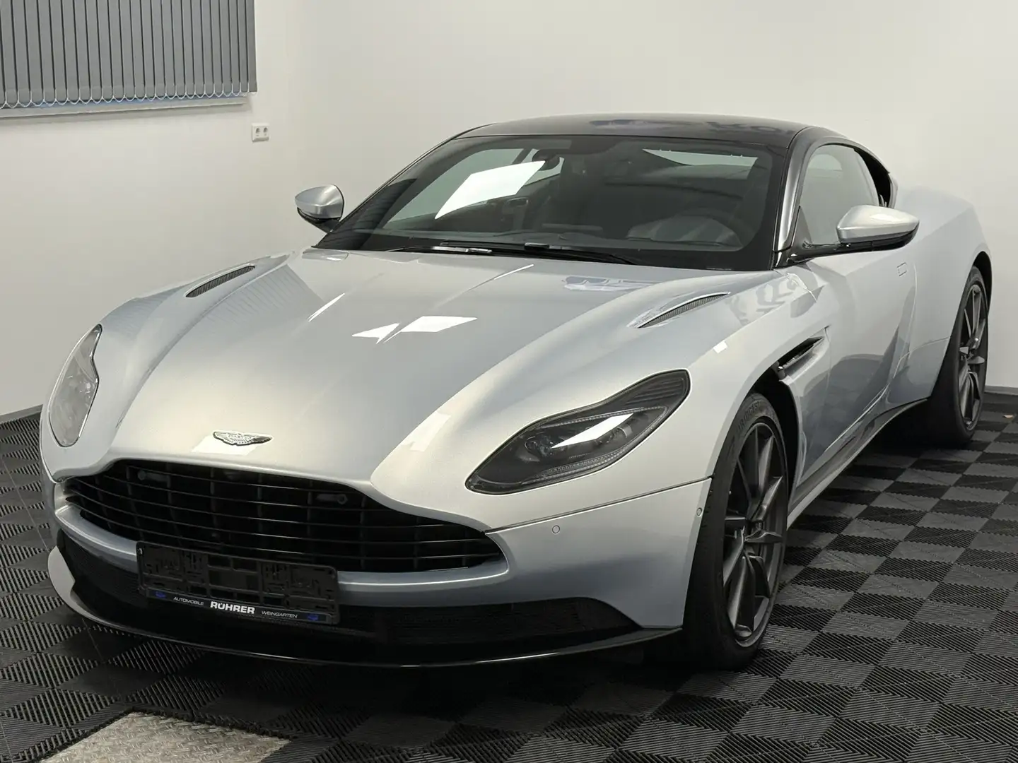 Aston Martin DB11 4.0 V8 Lightning Silver unfallfrei Plateado - 2