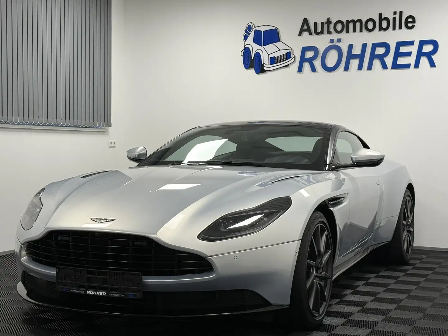Aston Martin DB11 4.0 V8 Lightning Silver unfallfrei Plateado - 1