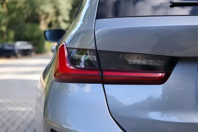 BMW 3 Series view 6