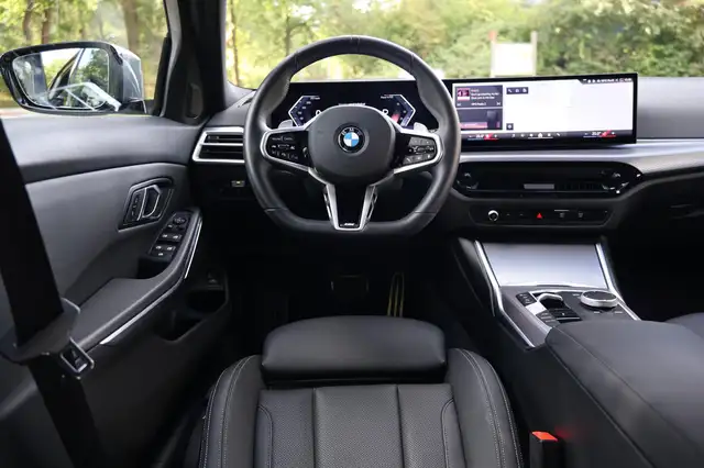 BMW 3 Series view 19
