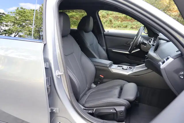 BMW 3 Series view 14