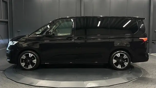Volkswagen Multivan view 2