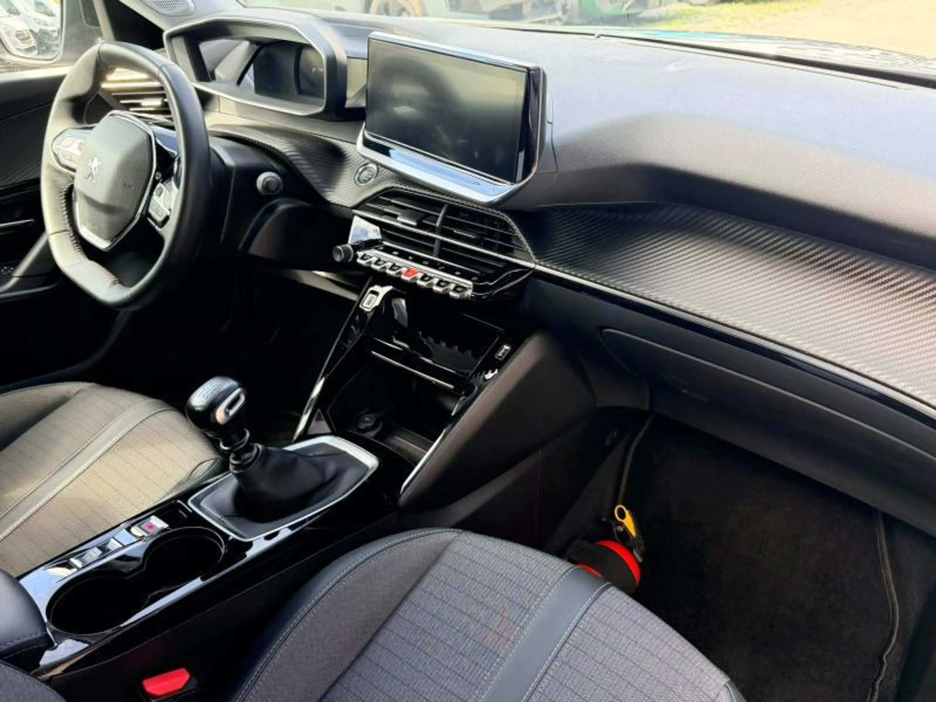 Peugeot 2008 Allure / 130ch / Caméra / Carplay — photo 2