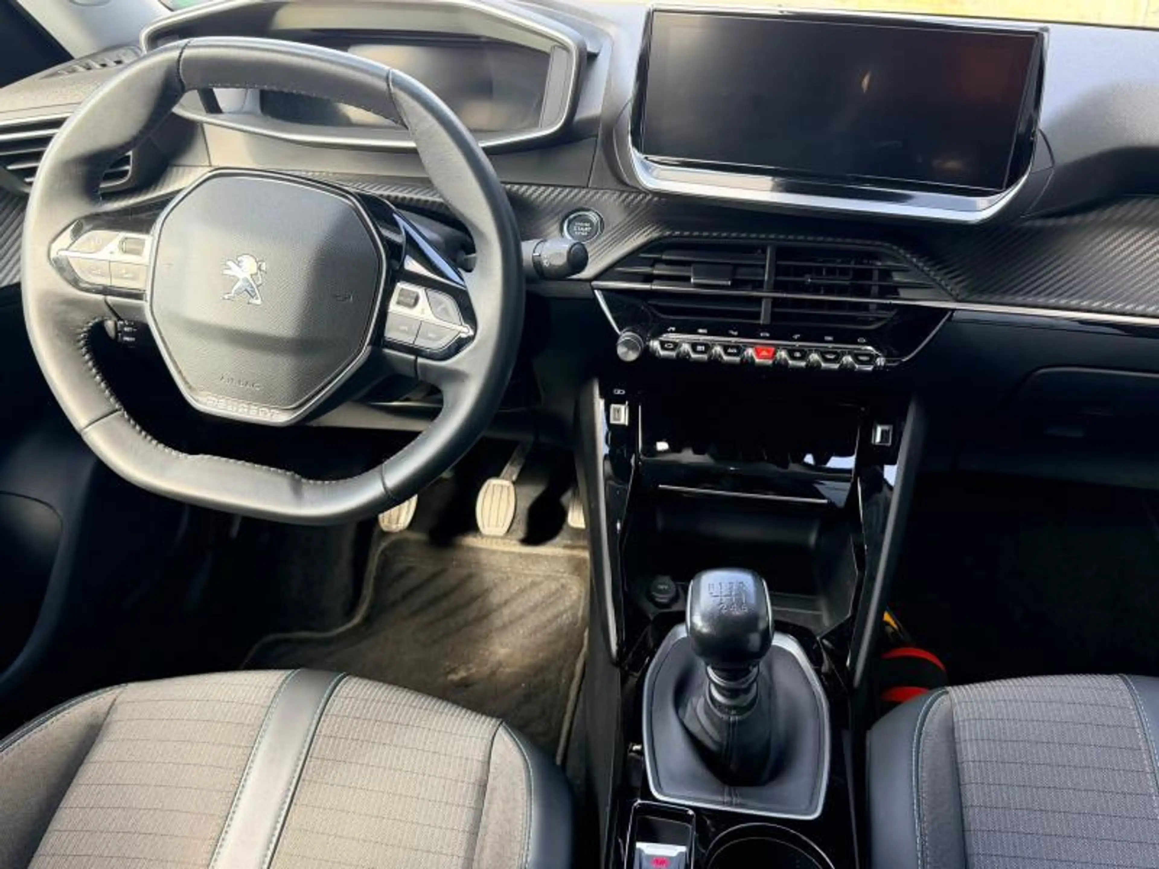 Peugeot 2008 Allure / 130ch / Caméra / Carplay — photo 5