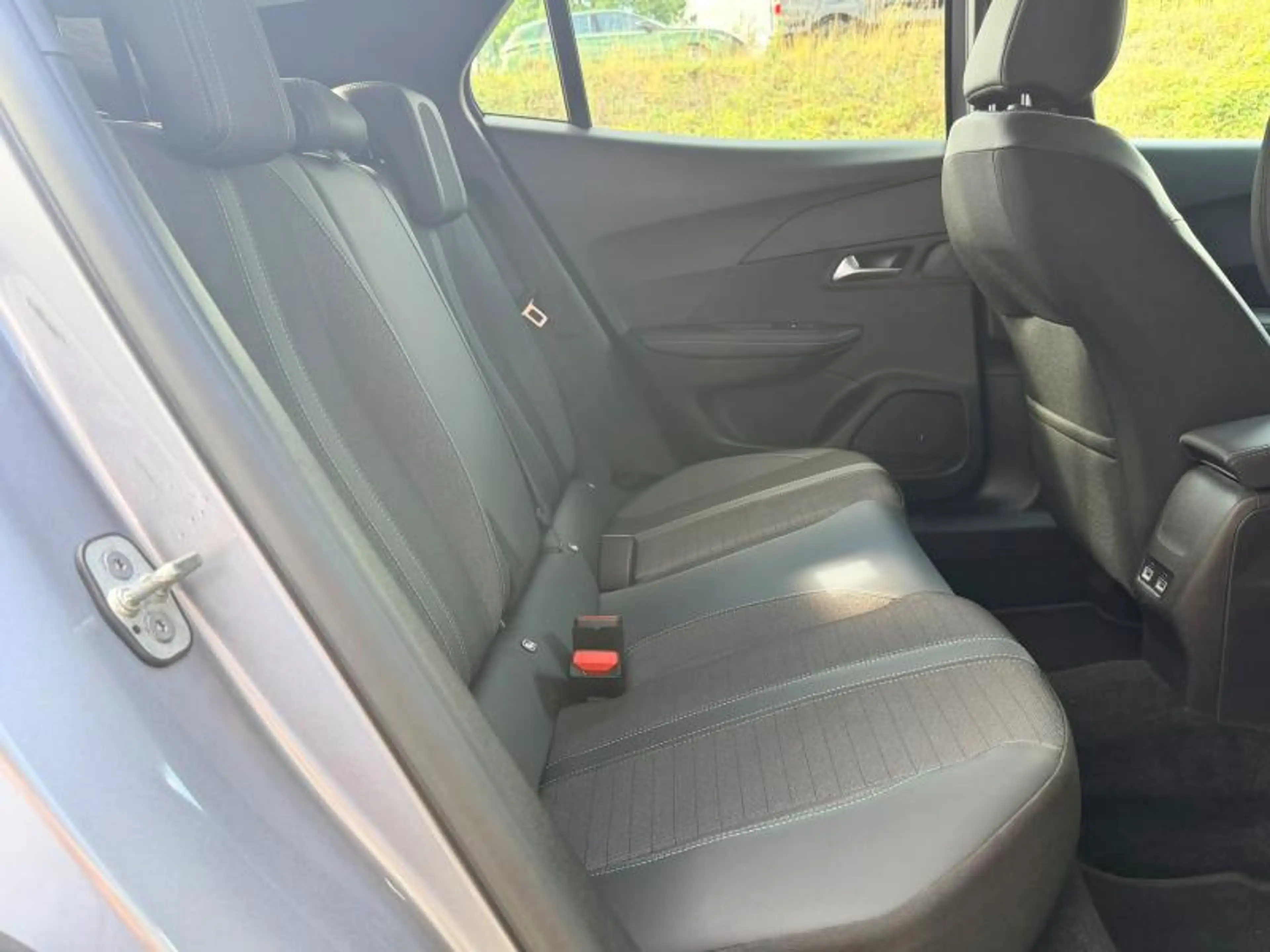 Peugeot 2008 Allure / 130ch / Caméra / Carplay — photo 7