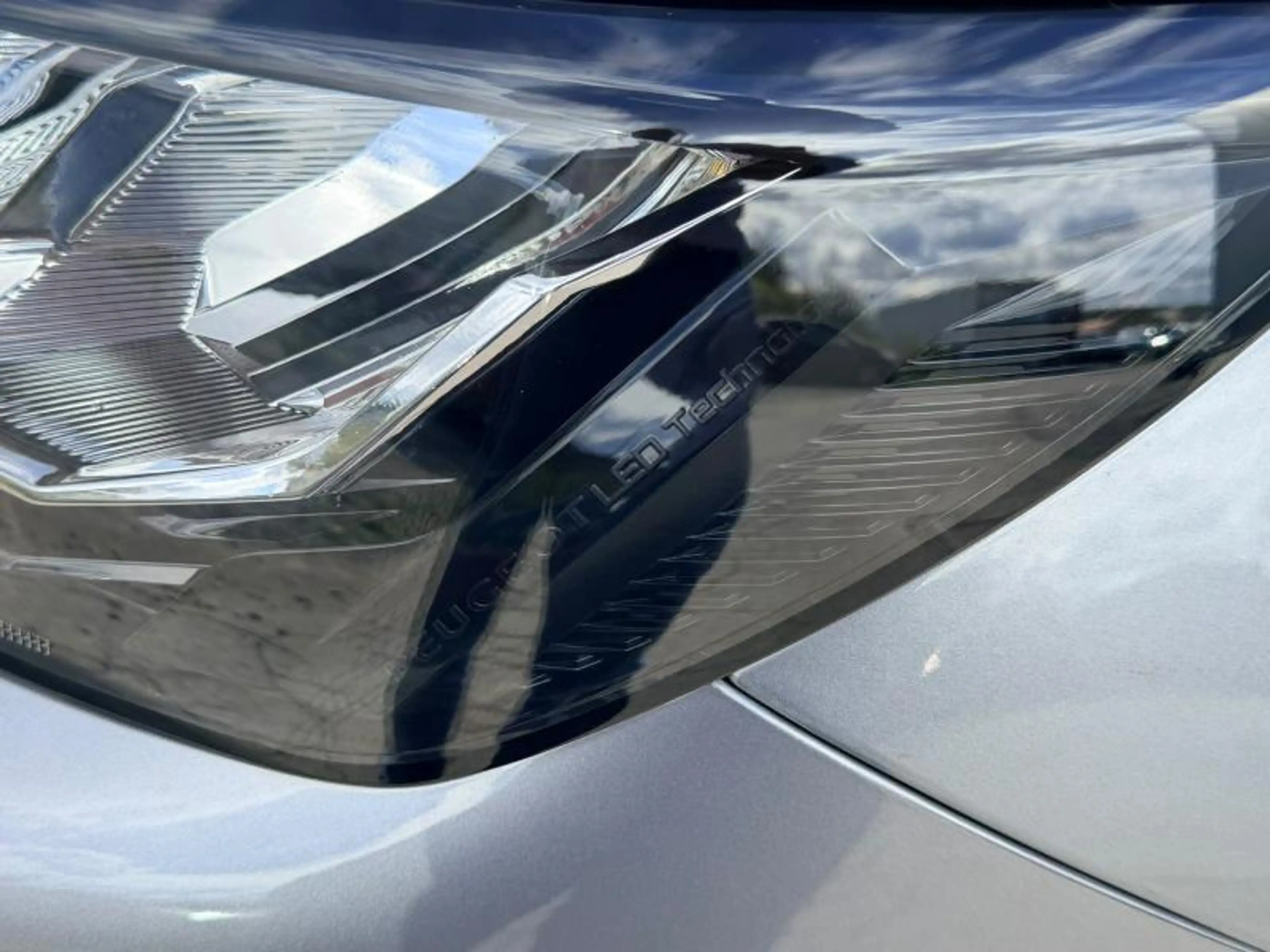 Peugeot 2008 Allure / 130ch / Caméra / Carplay — photo 10