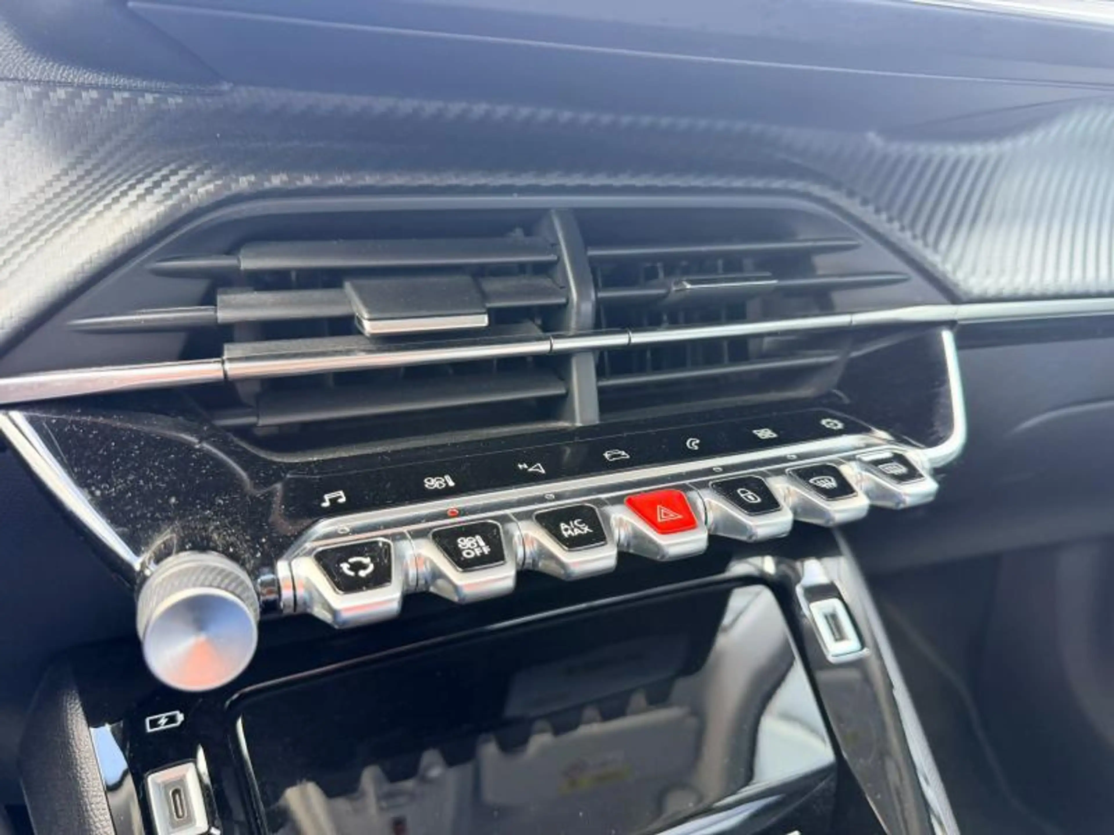 Peugeot 2008 Allure / 130ch / Caméra / Carplay — photo 9