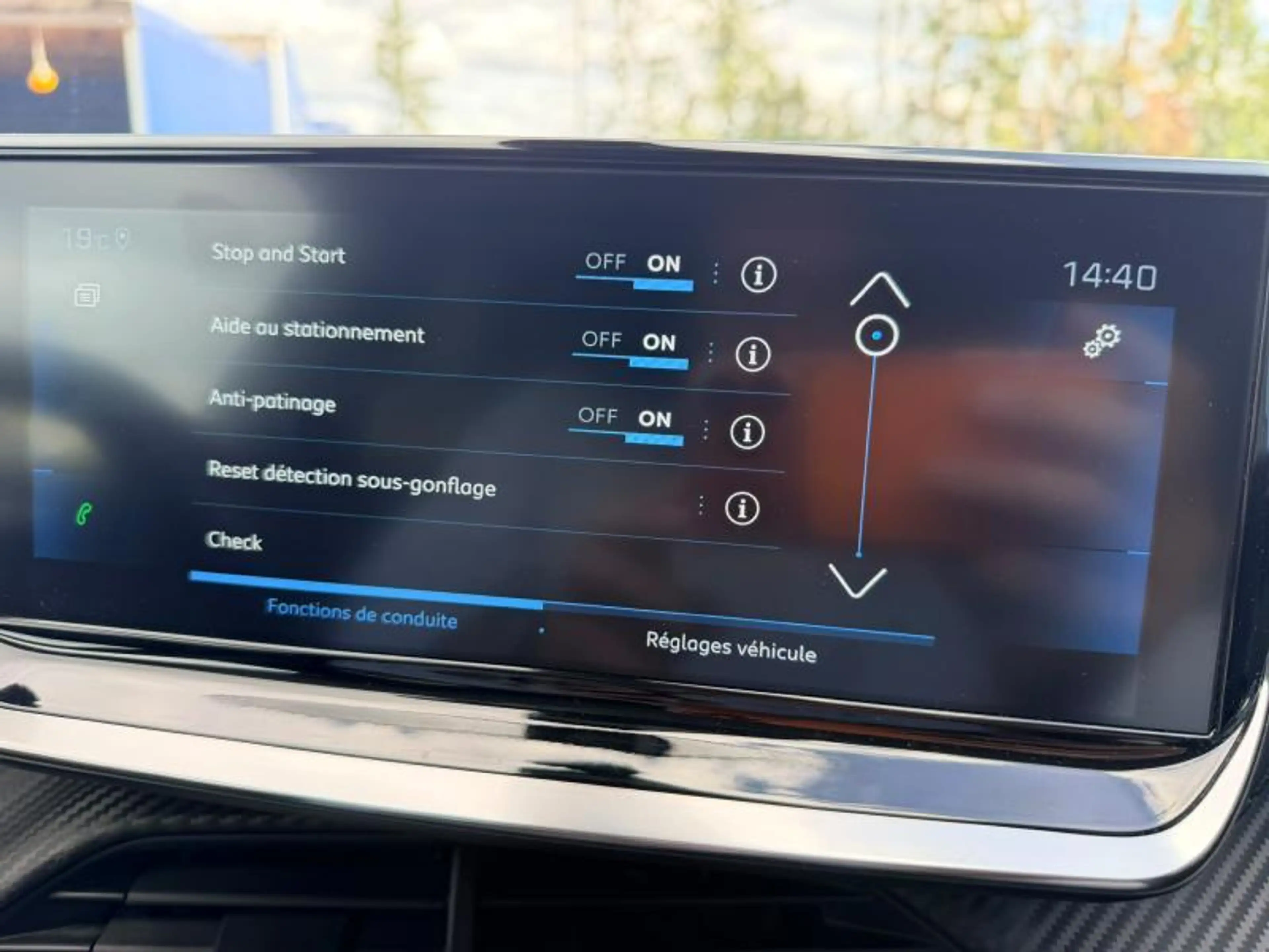 Peugeot 2008 Allure / 130ch / Caméra / Carplay — photo 14