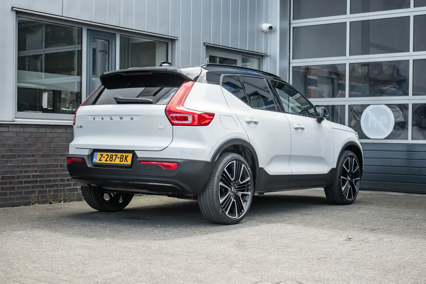 Volvo XC40 1.5 T5 Recharge R-Design | Pano | Trekhaak Tijdeli Weiß - 2