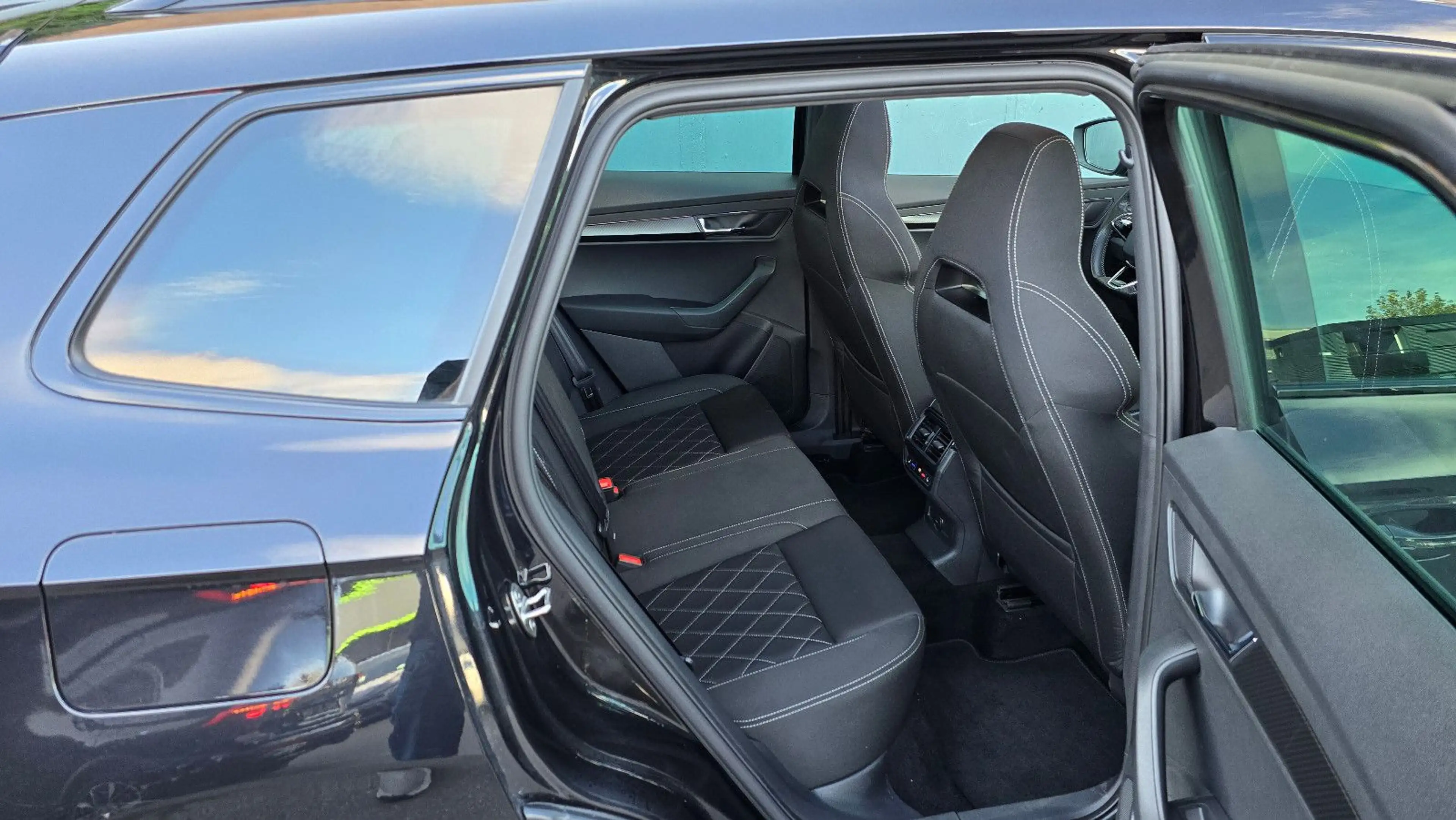 Skoda Karoq 2.0l TDI DSG 4x4 Sportline Pano/Virtual — photo 8