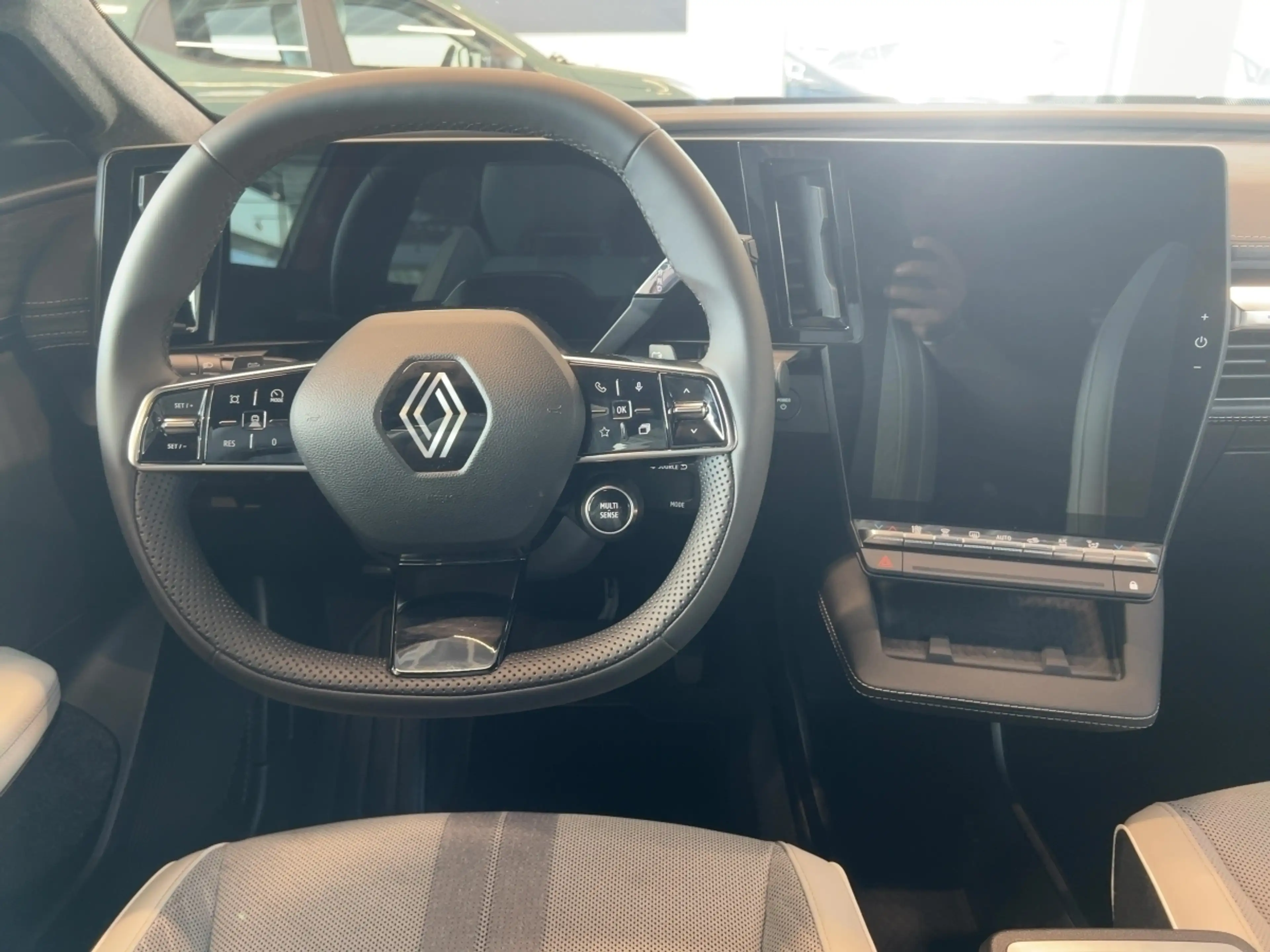 Renault Scenic 100% ele Iconic 220 Long Range PDC — photo 11