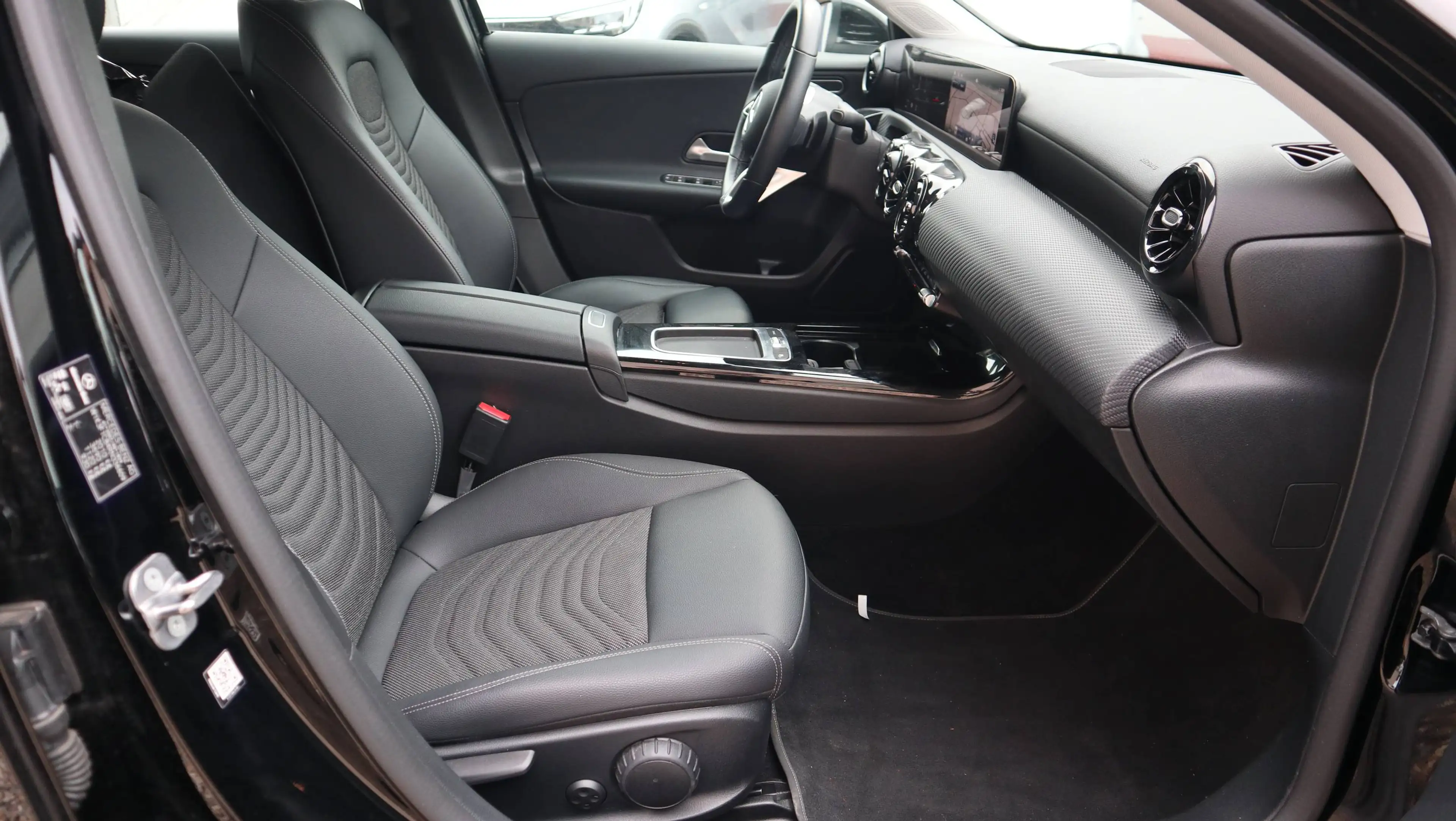 Mercedes-Benz A 200 A 200 D*Navi*Leder*Kamera*1.Hand*SHZ*MOD.2025 — photo 9
