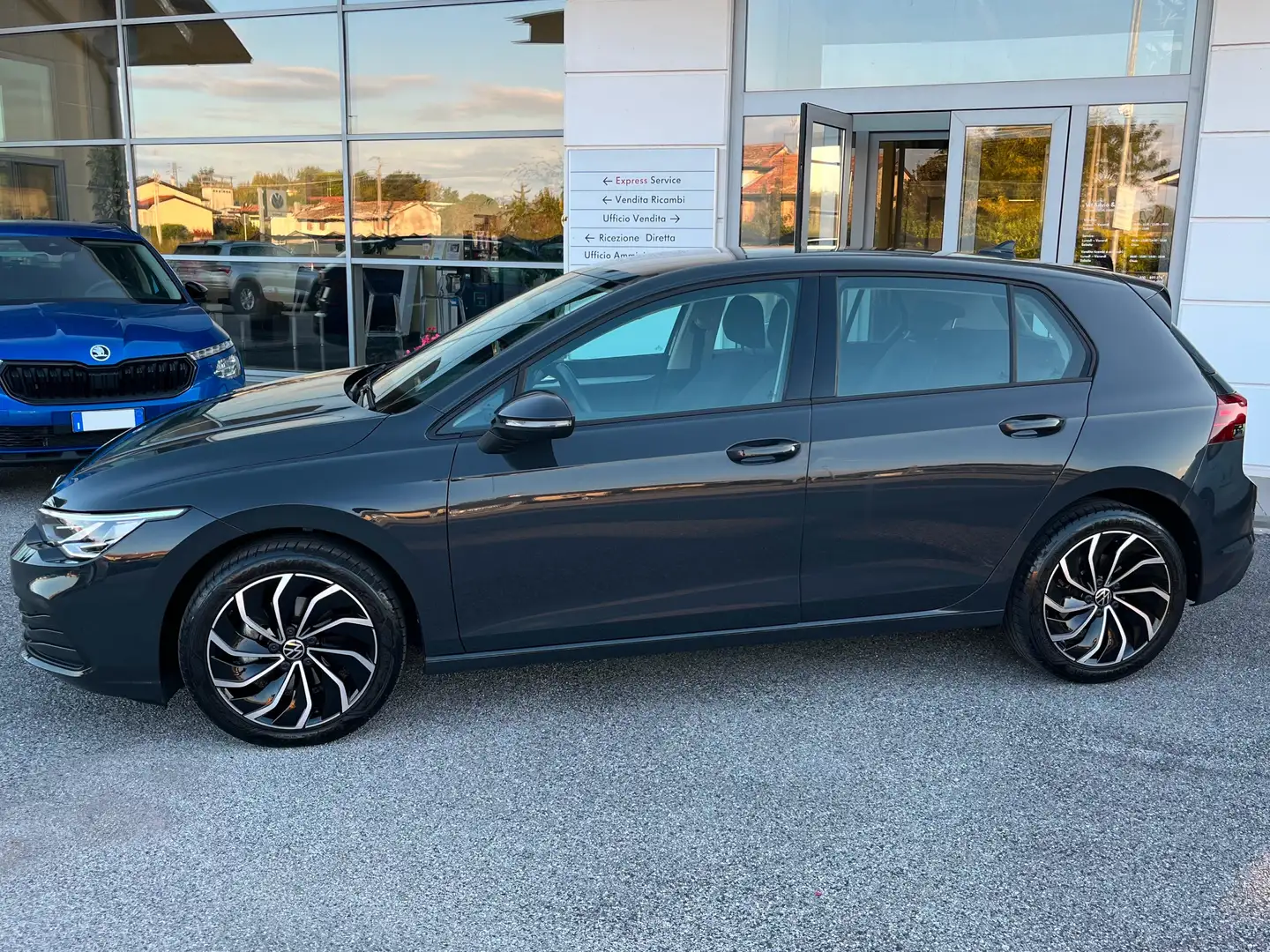 Volkswagen Golf Golf VIII 2020 1.0 etsi evo Life 110cv dsg Grigio - 2