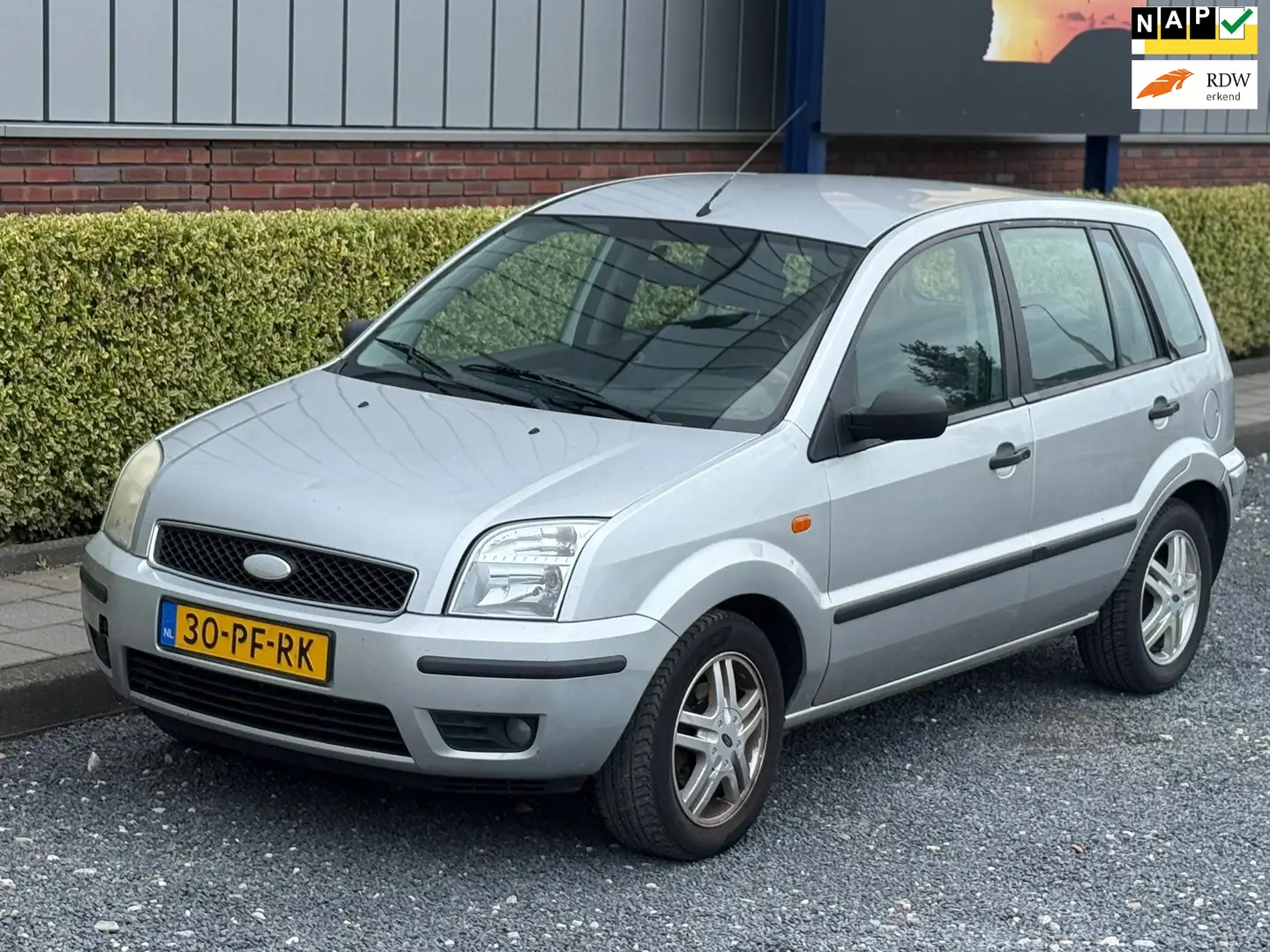 Ford Fusion 1.4 / Automaat / Nieuwe APK! / 16V Ghia Grijs - 1