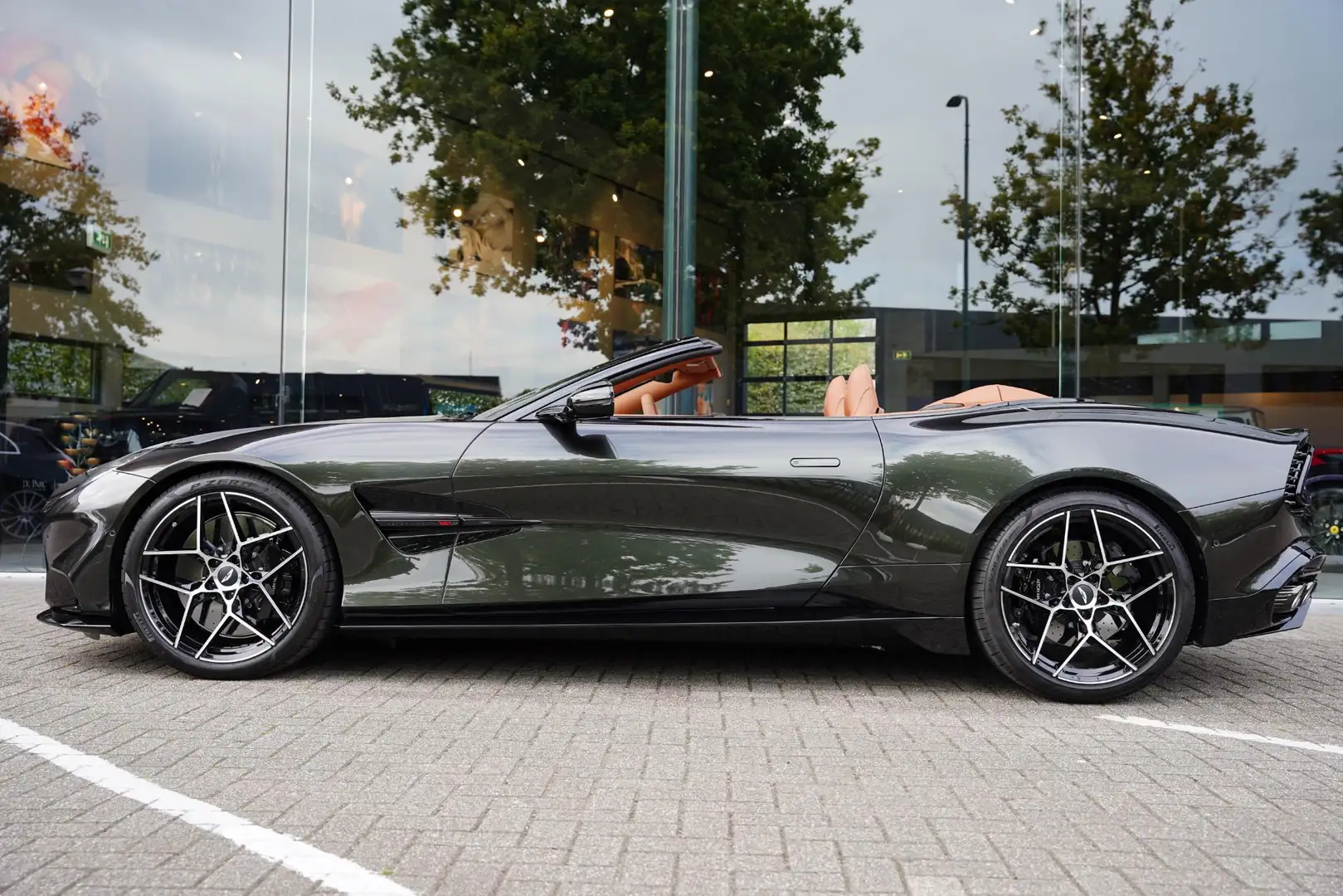 Aston Martin Vanquish Volante 5.2 V12 MY 26 Groen - 1