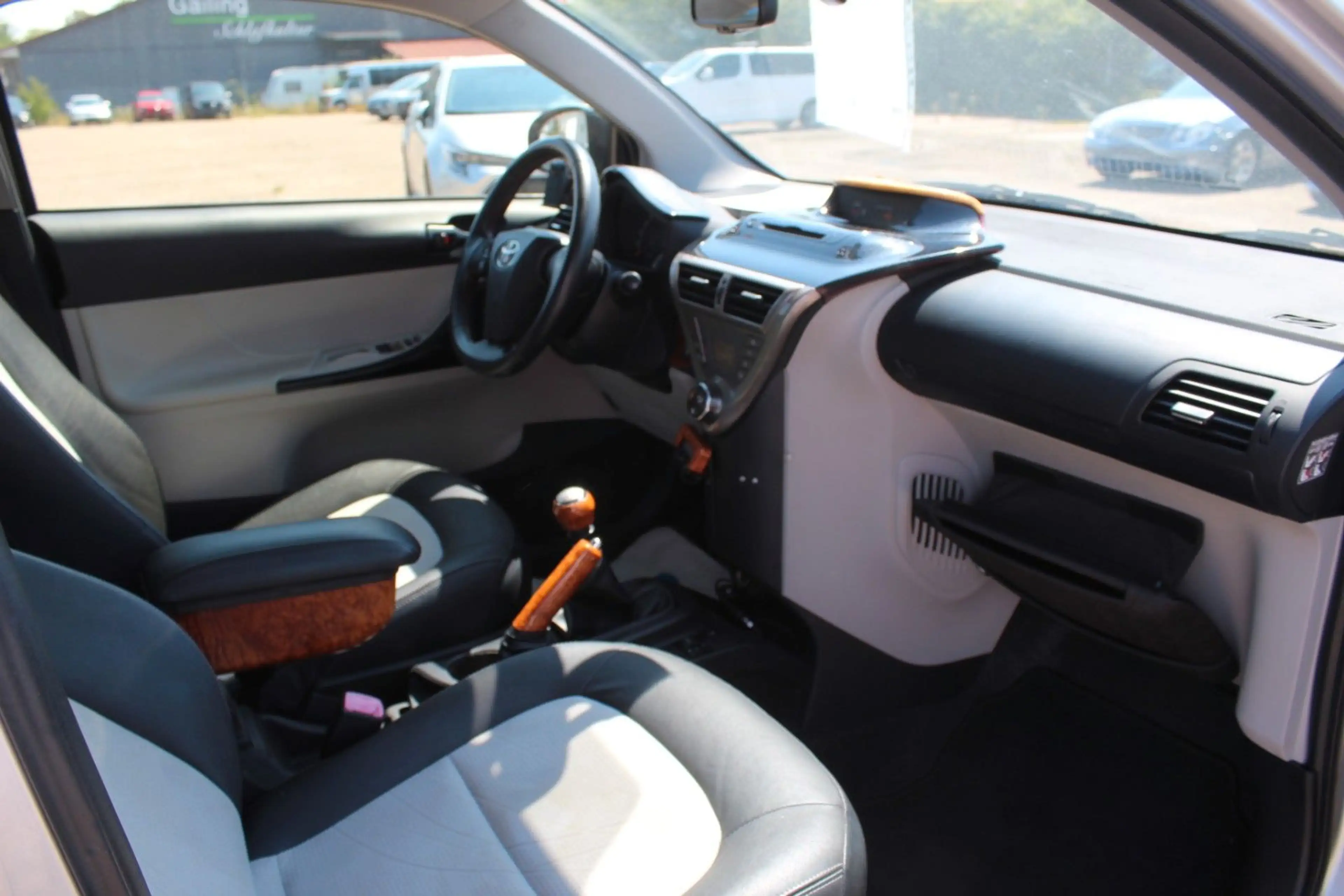 Toyota iQ iQ + 1.4*2. Hand*Einparkhilfe*Klimaautomatik* — photo 2