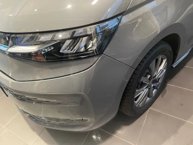 Volkswagen Multivan view 7