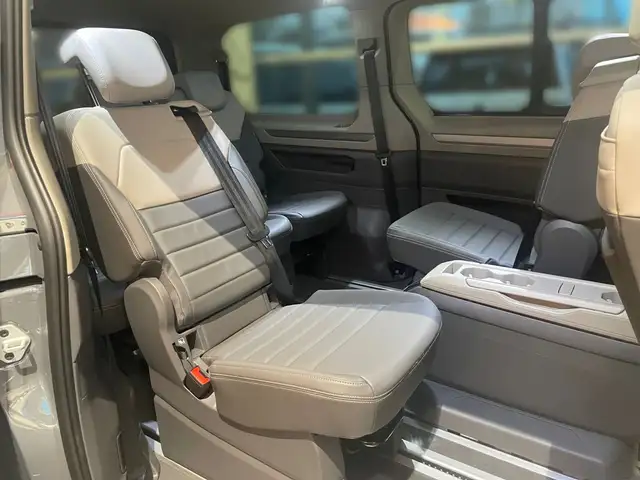Volkswagen Multivan view 9