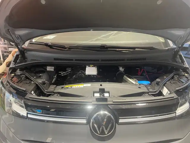Volkswagen Multivan view 13