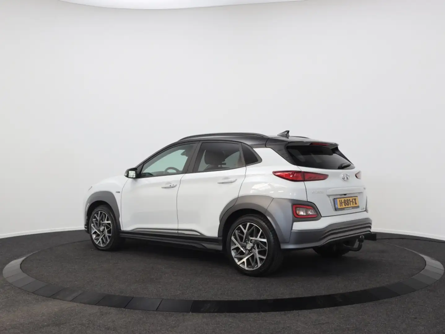 Hyundai KONA EV Premium 64 kWh | Leder | Navigatie | Trekhaak | Wit - 2