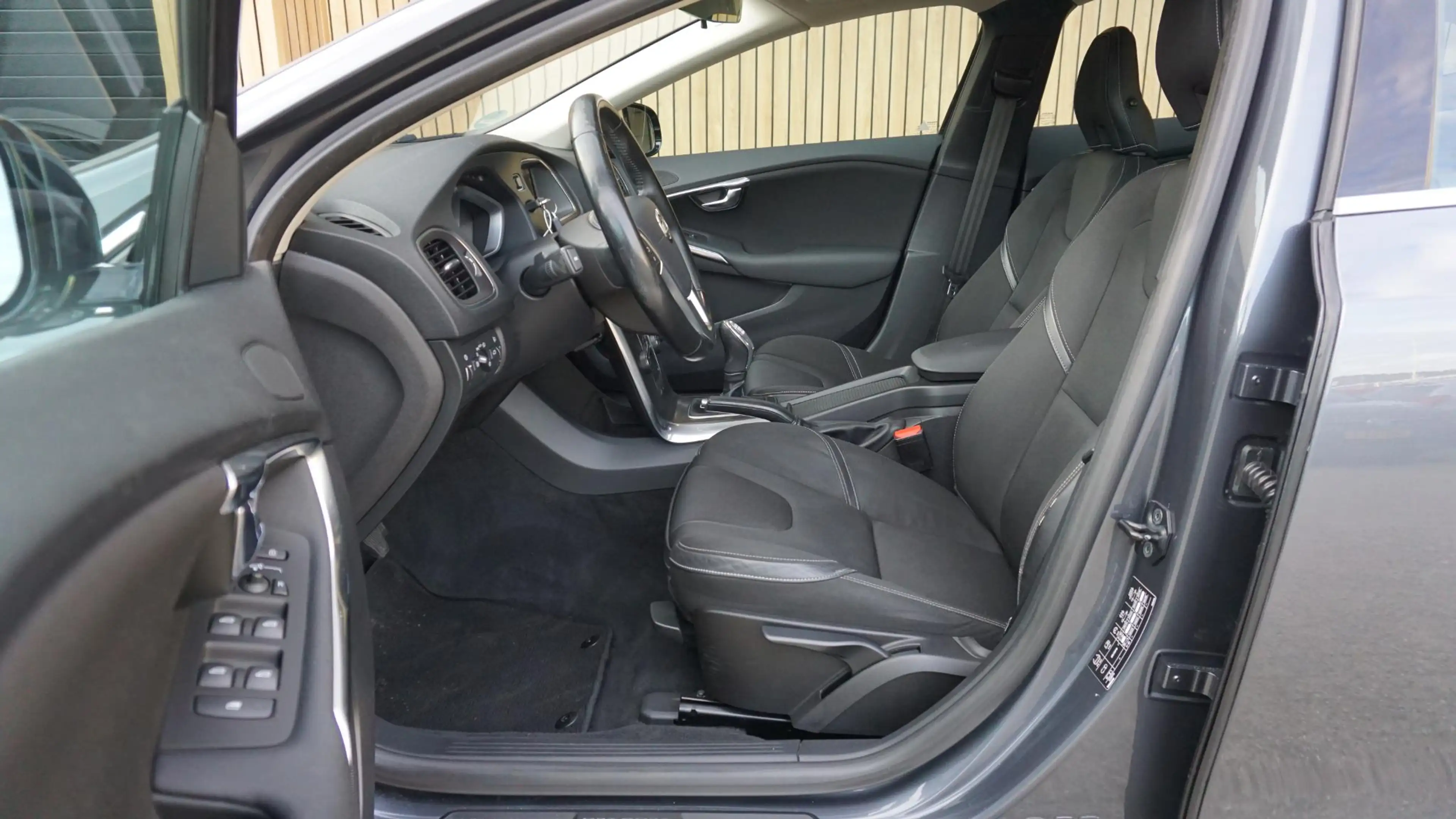 Volvo V40 1.6 T3 150pk Momentum Navi Virtual Cockpit 16inch — photo 7