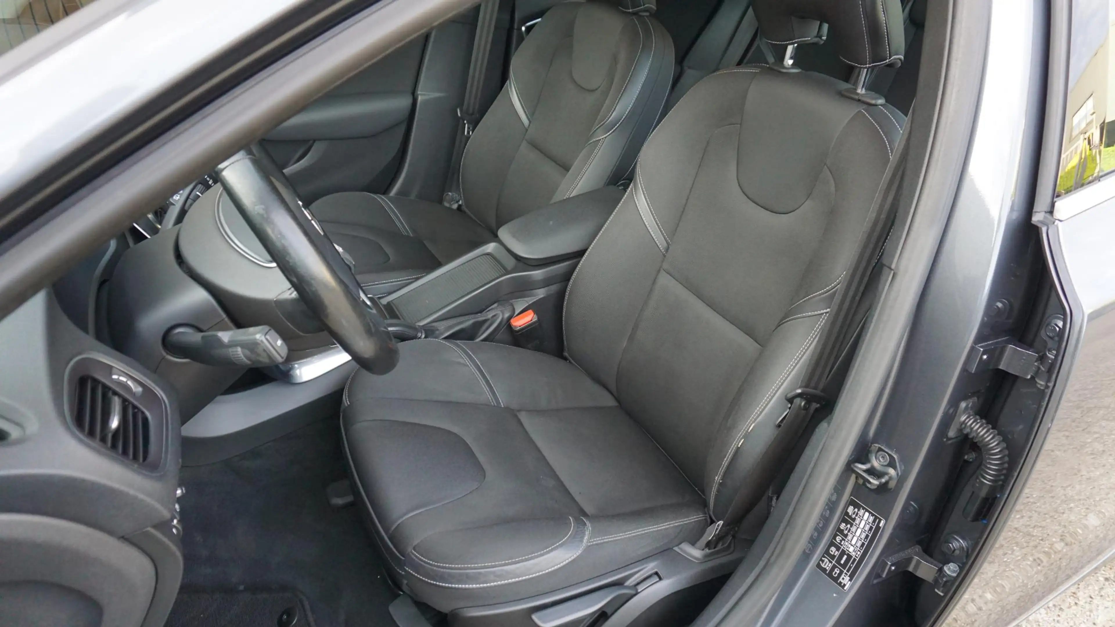 Volvo V40 1.6 T3 150pk Momentum Navi Virtual Cockpit 16inch — photo 9