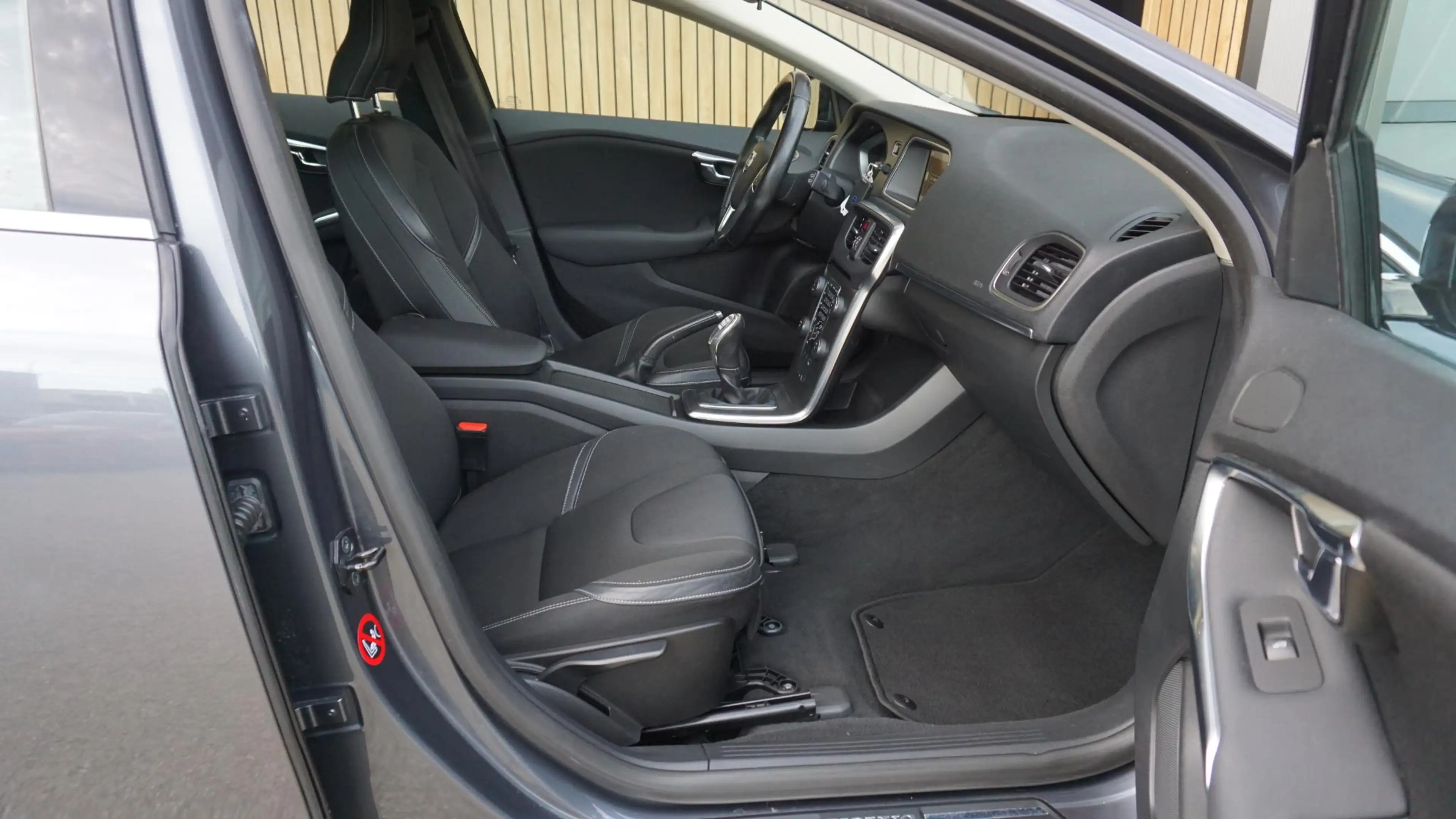 Volvo V40 1.6 T3 150pk Momentum Navi Virtual Cockpit 16inch — photo 10