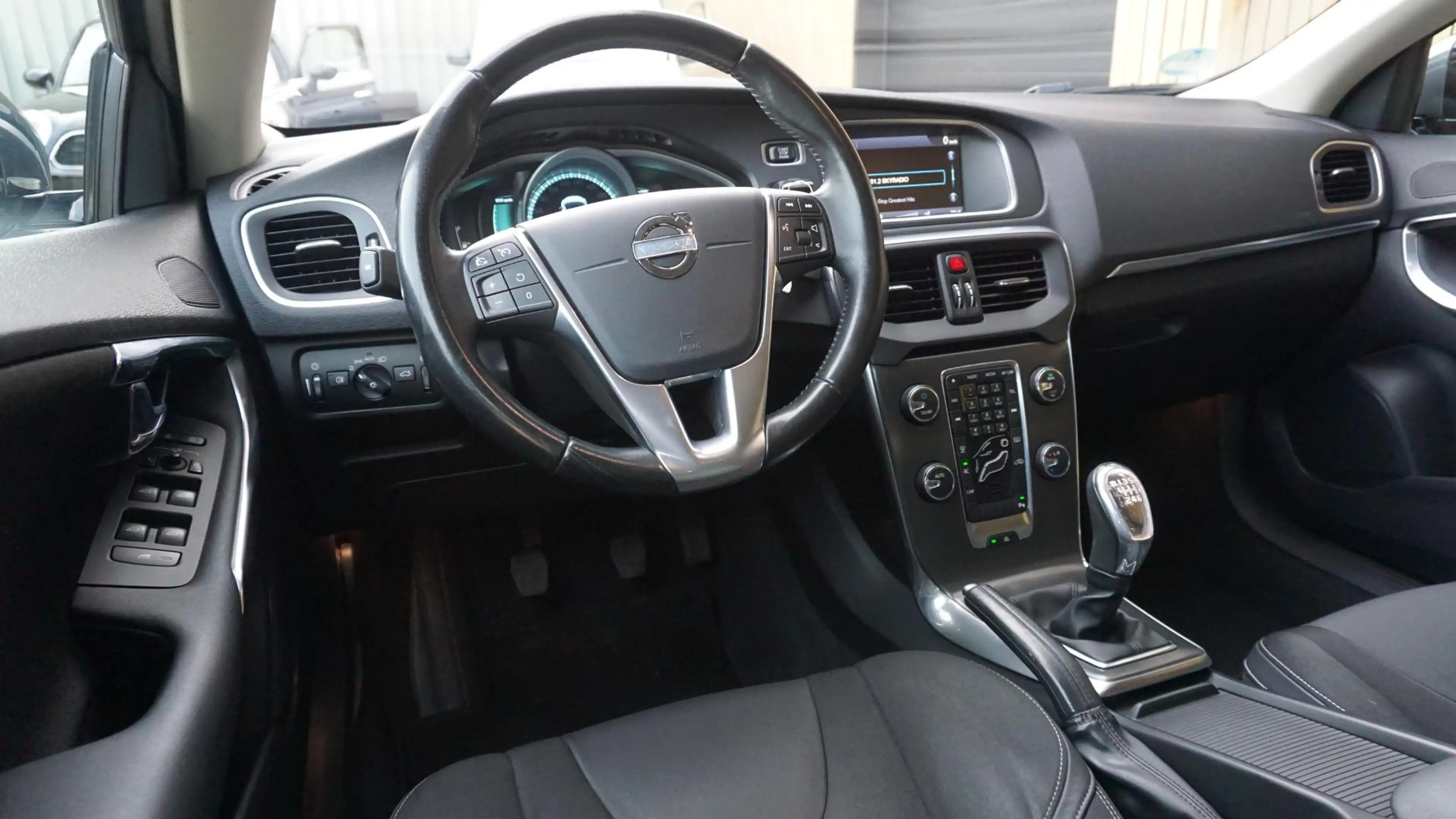Volvo V40 1.6 T3 150pk Momentum Navi Virtual Cockpit 16inch — photo 8