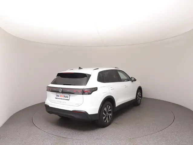 Volkswagen Tiguan view 4