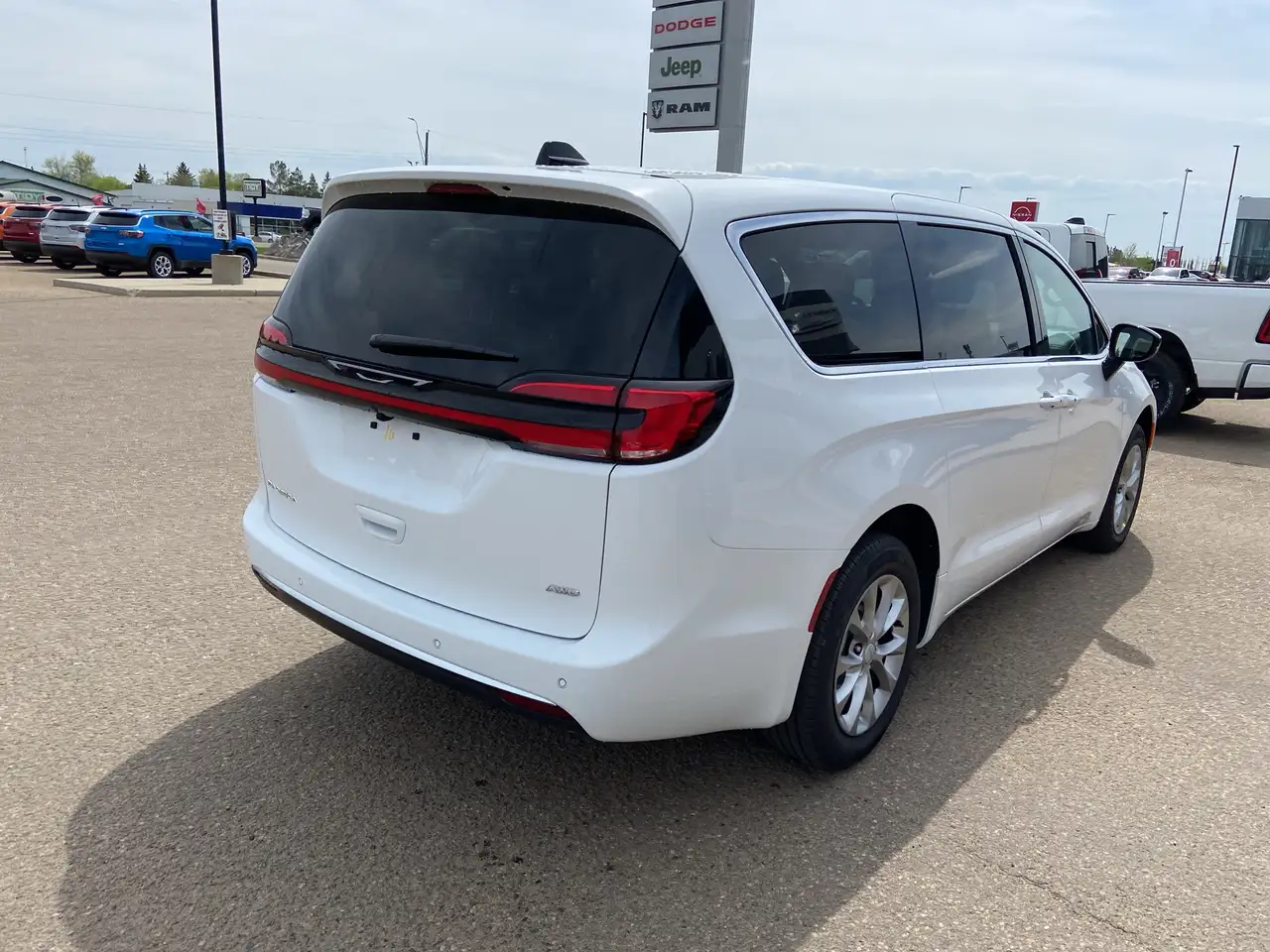 Chrysler Pacifica photo Chrysler Pacifica