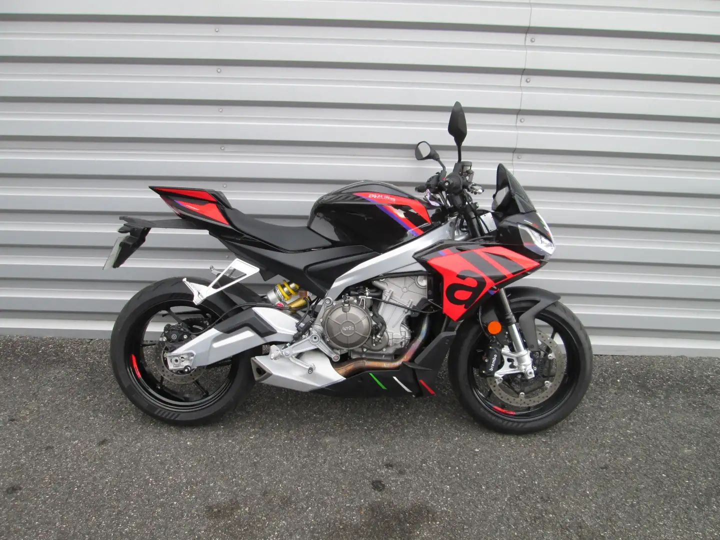 Aprilia Tuono Zwart - 2
