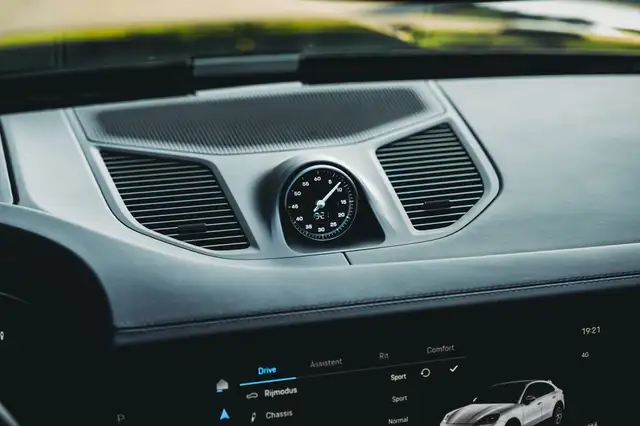 Porsche Cayenne view 18