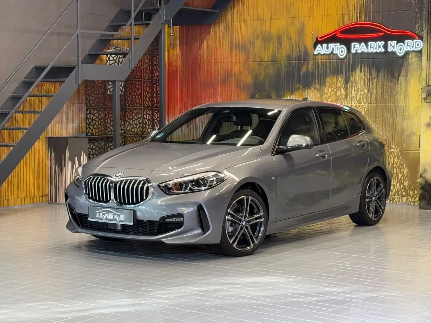 BMW 118 i M Sport Aut. LED~NAVI~APPLE CARPLAY~SPUR~ Grau - 1