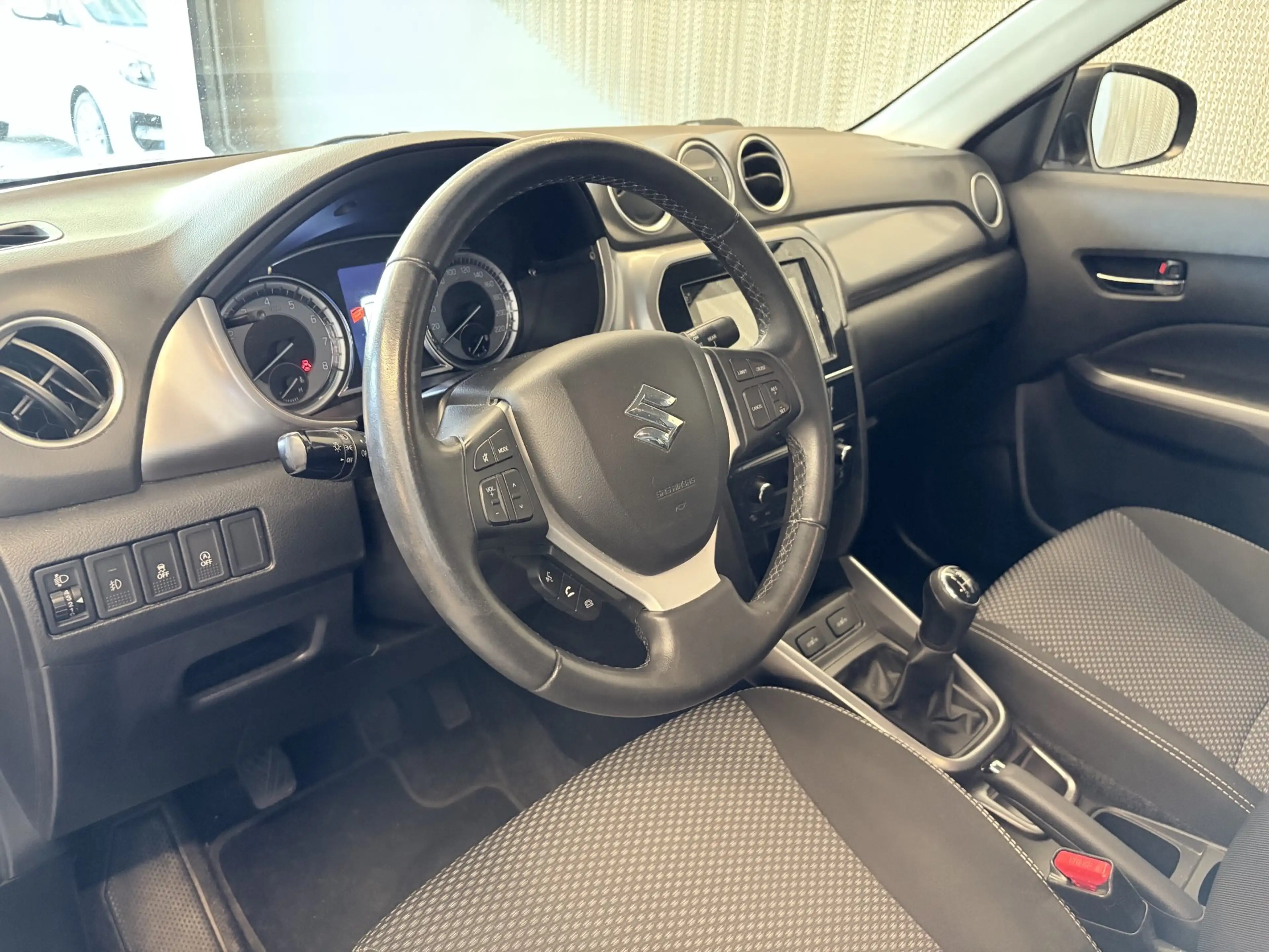 Suzuki Vitara 1,0 DITC shine — photo 9