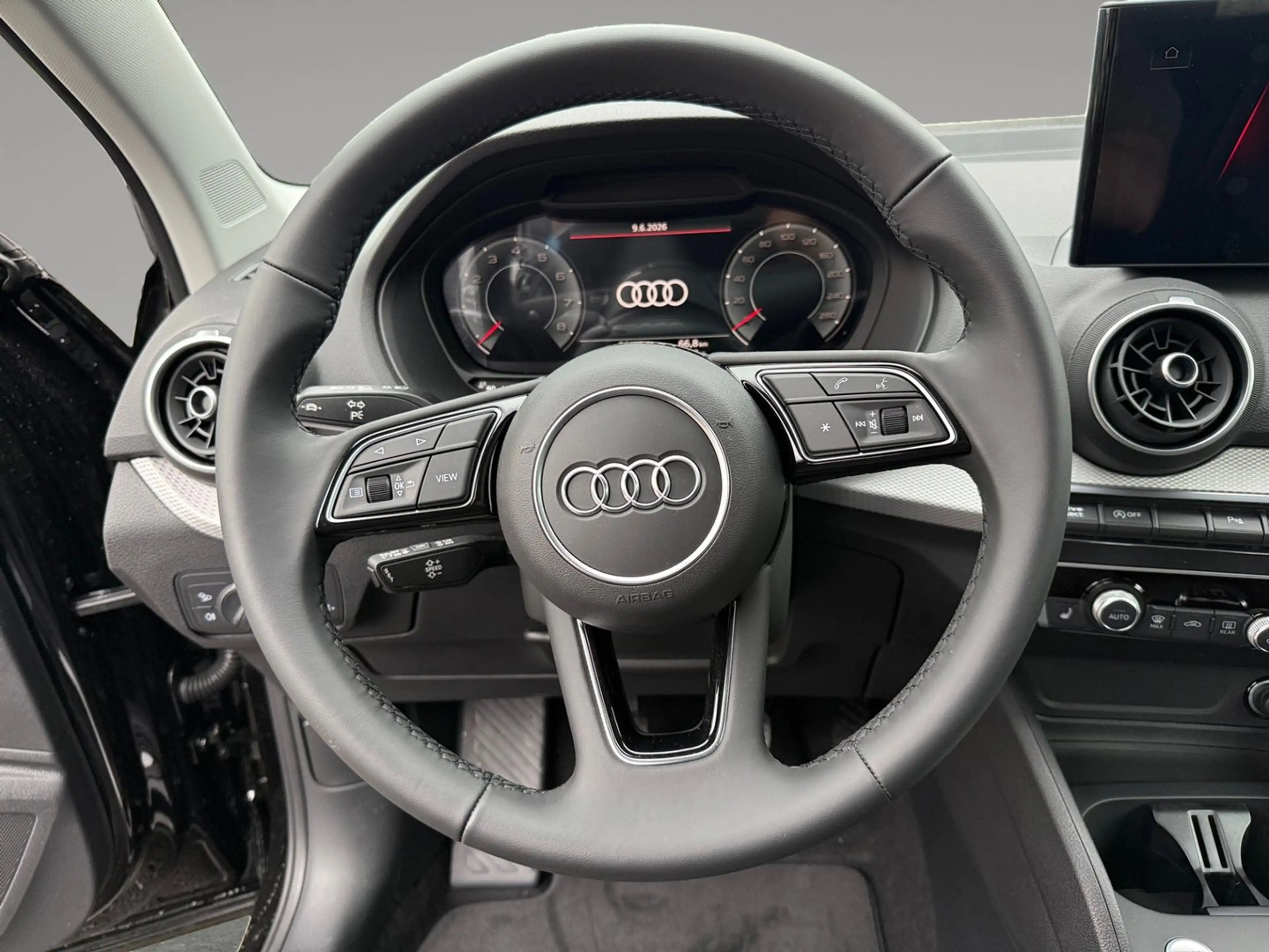 Audi Q2 30 TFSI admired — photo 11