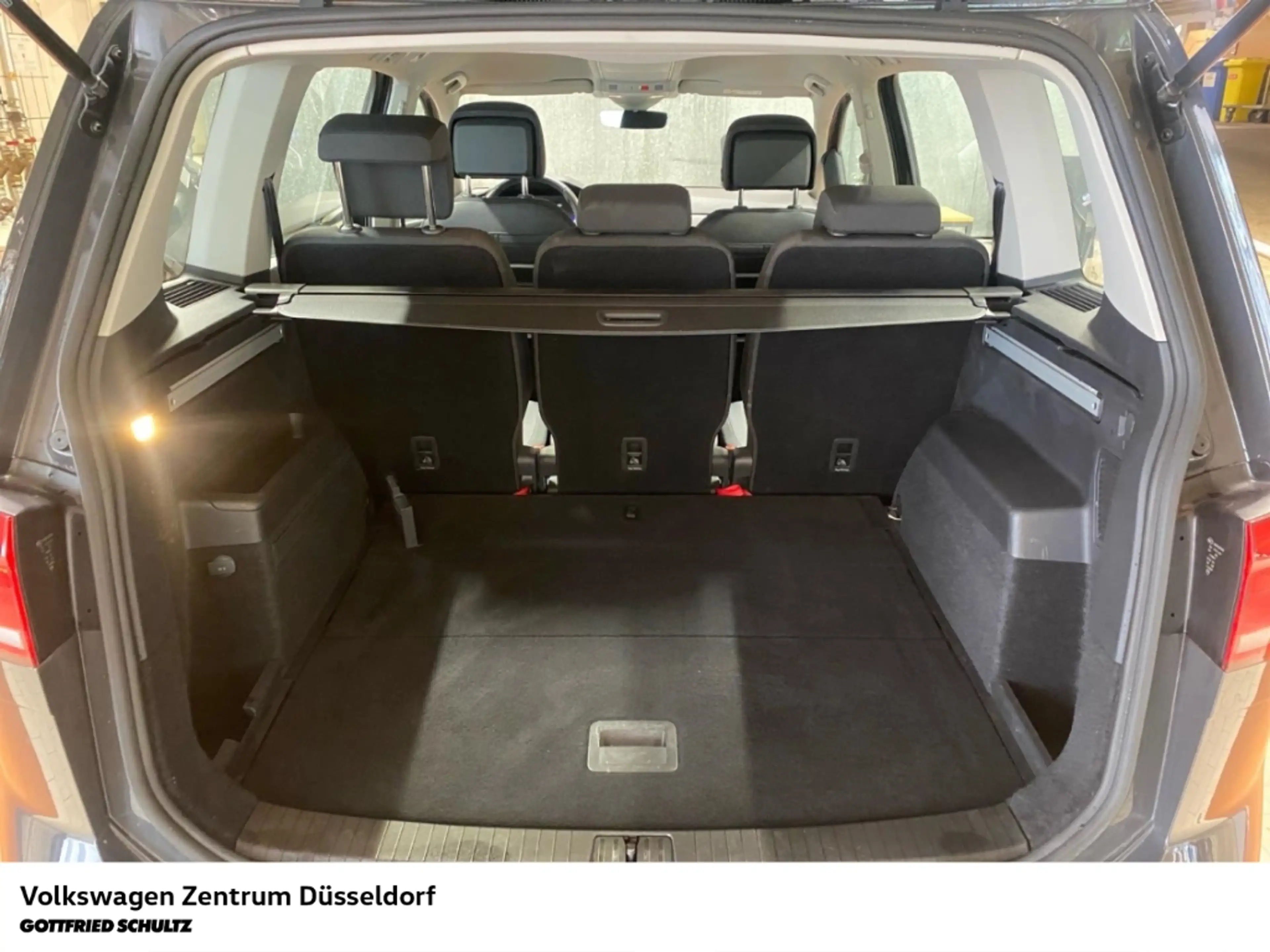 Volkswagen Touran Comfortline 2.0 TDI DSG Navi Parkhilfe ACC Sitzhei — photo 7