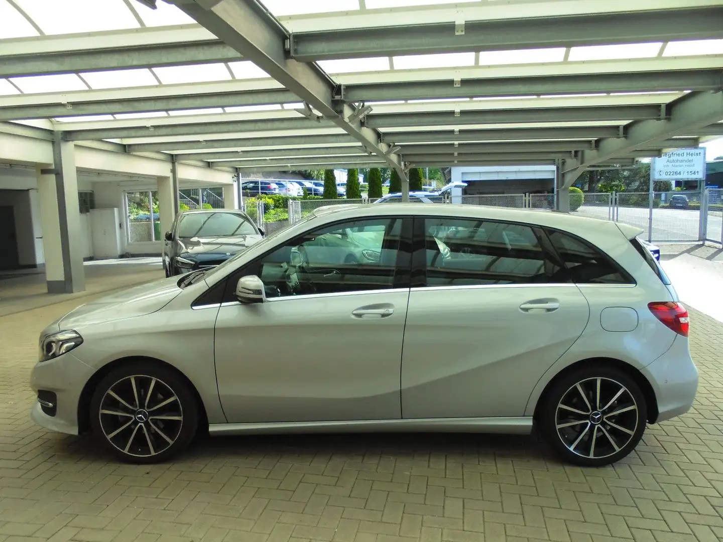 Mercedes-Benz B 180 d Urban Kamera AHK Navi Sitzh LED Silber - 1