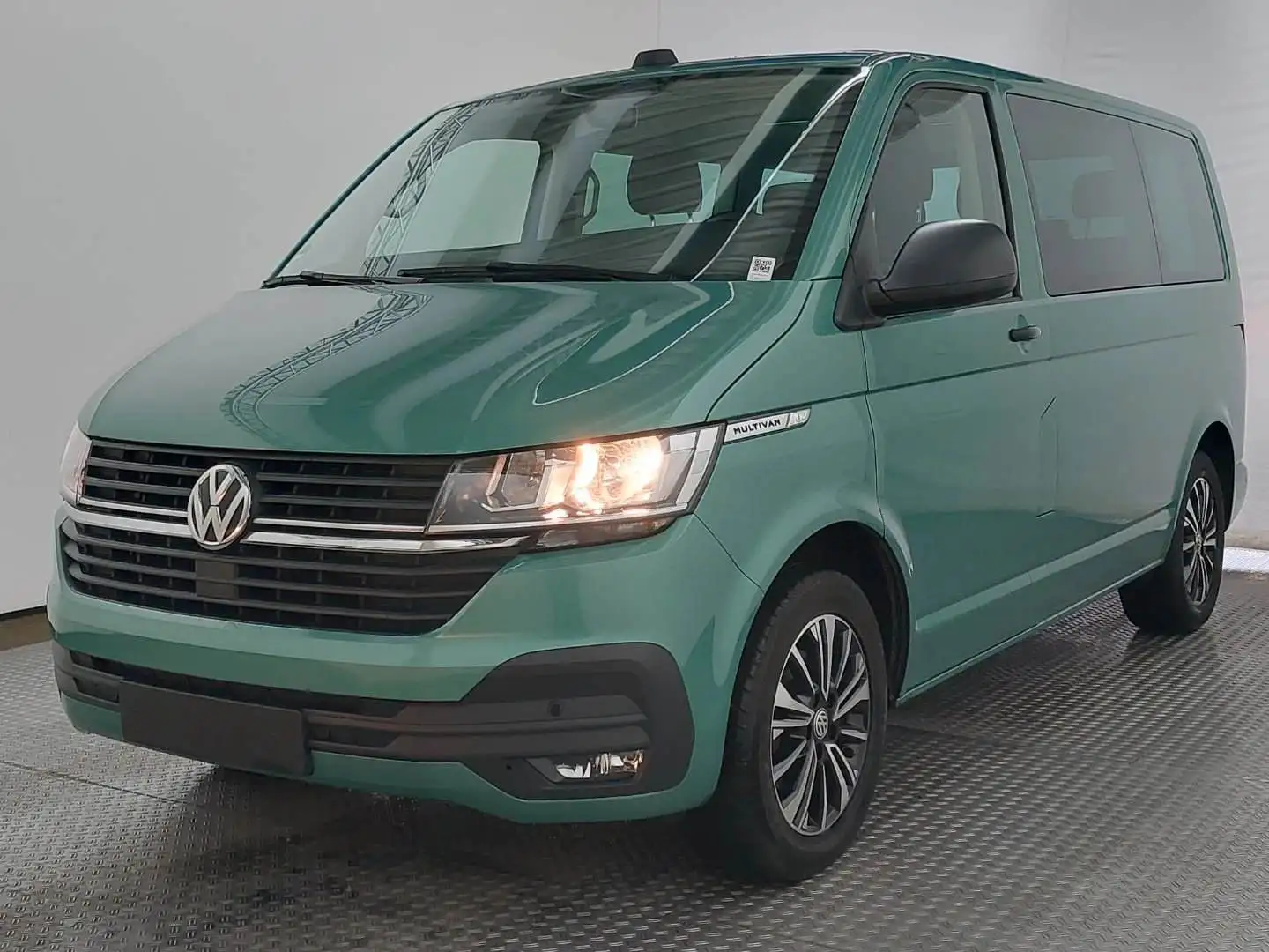 Volkswagen T6 Multivan "Family" DSG*R.Kamera*AHK*StandHZG Grün - 1