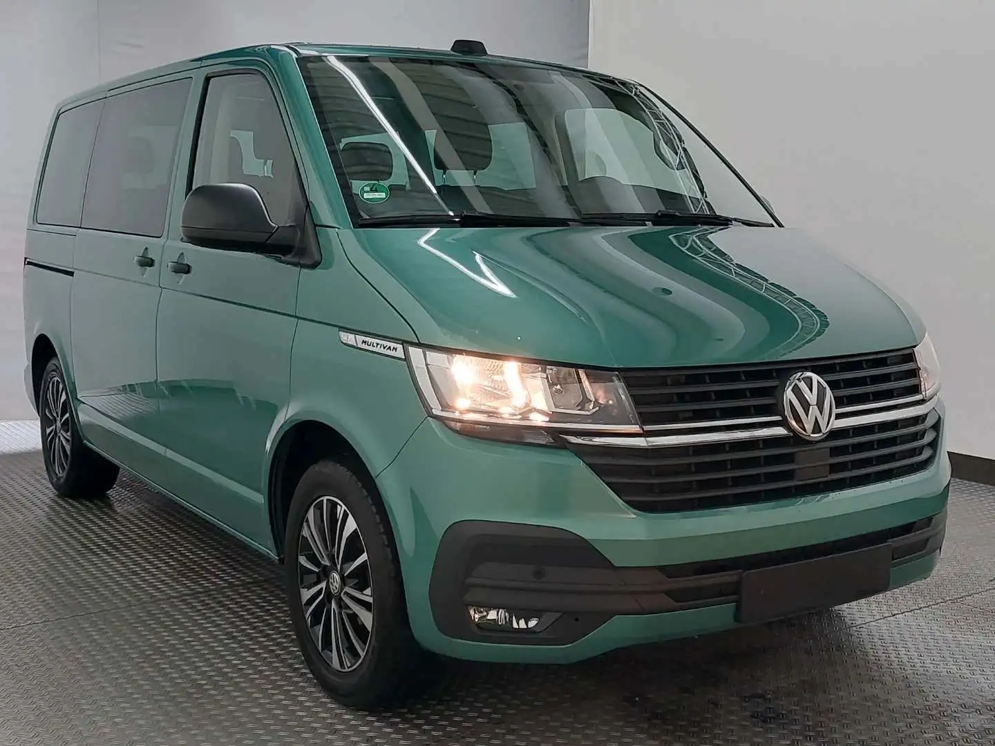 Volkswagen T6 Multivan "Family" DSG*R.Kamera*AHK*StandHZG Grün - 2