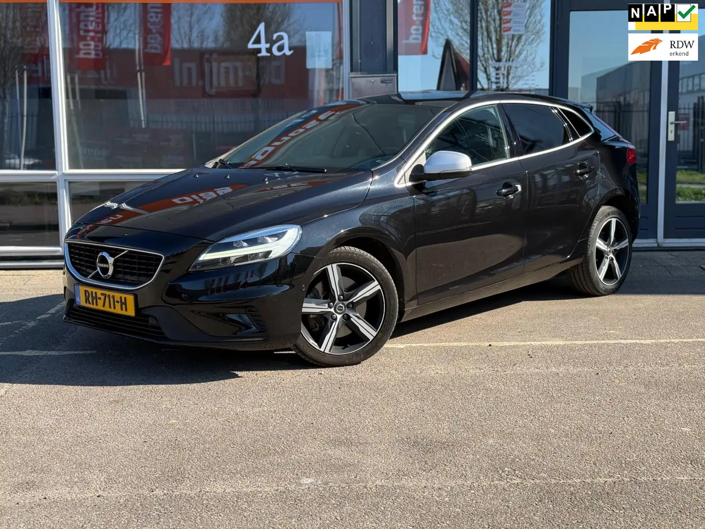 Volvo V40 2.0 T4 Business Sport | Pano | Leer | Coating | Ca Schwarz - 1