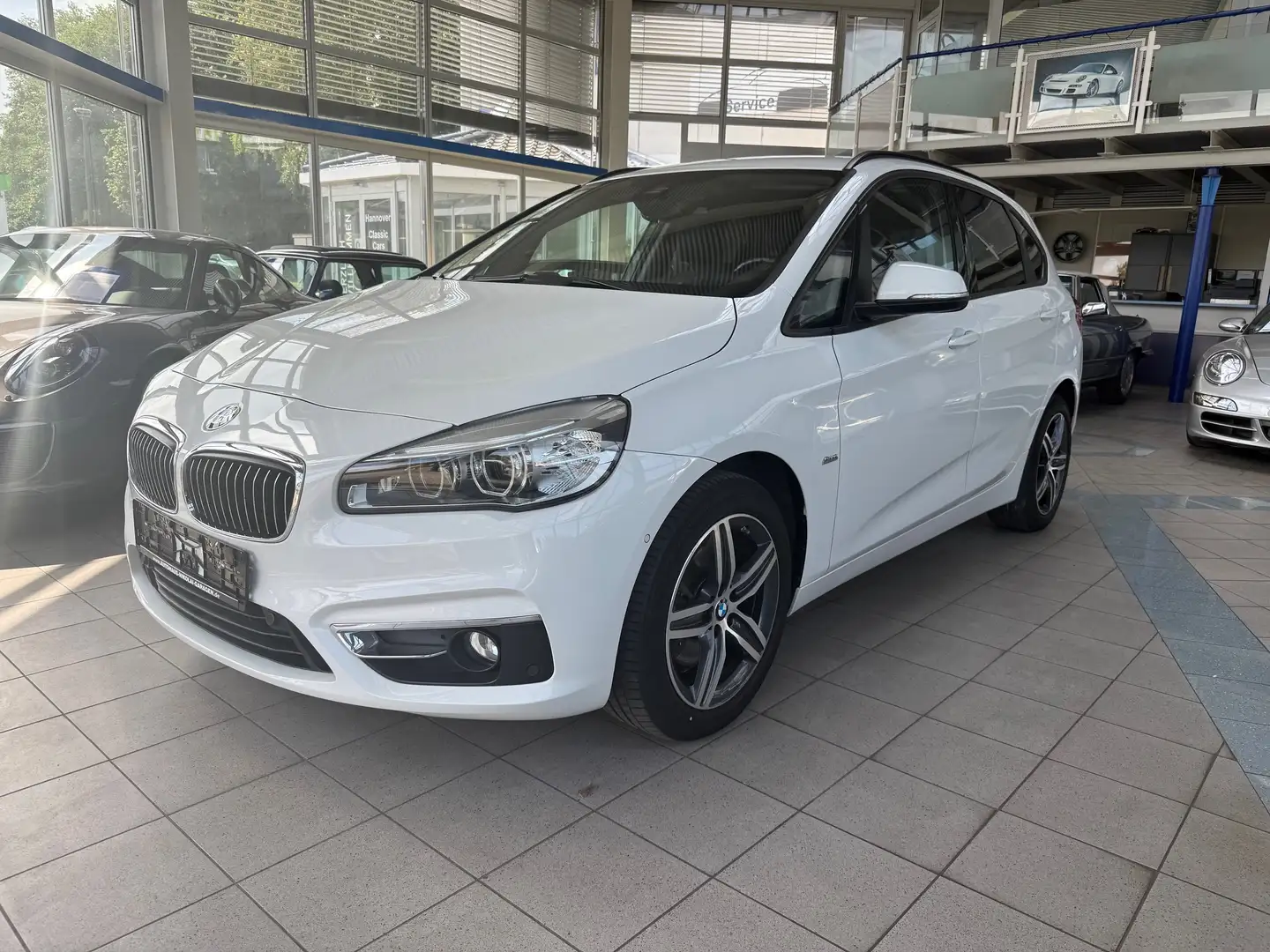 BMW 220 220 d Active Tourer  Sport Line Bílá - 1