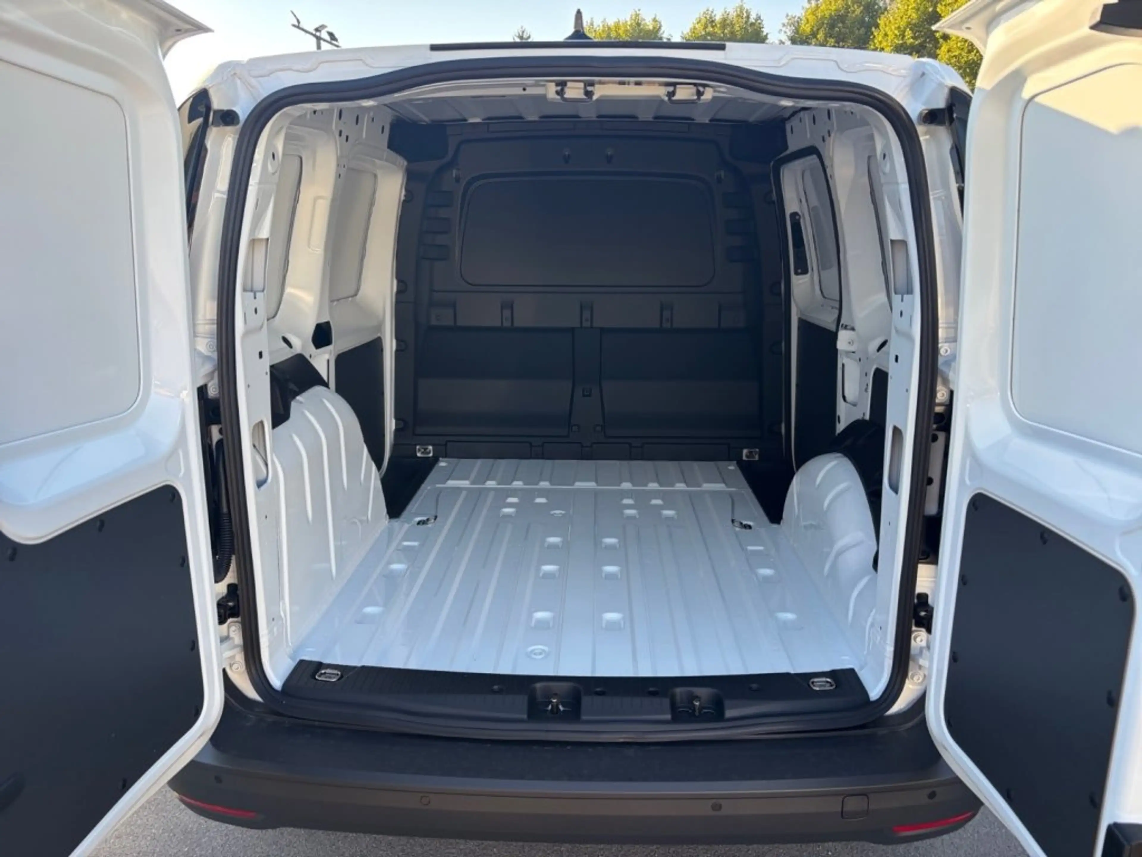 Ford E-Transit Transit Connect Trend Kasten 2,0L Eblue 102PS M FWD — photo 11
