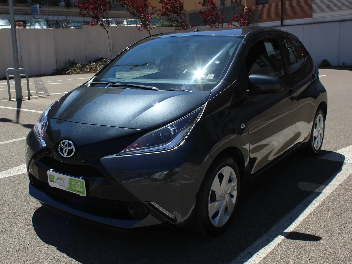 Toyota Aygo Aygo II 2014 5p 1.0 x-play my15 Šedá - 1