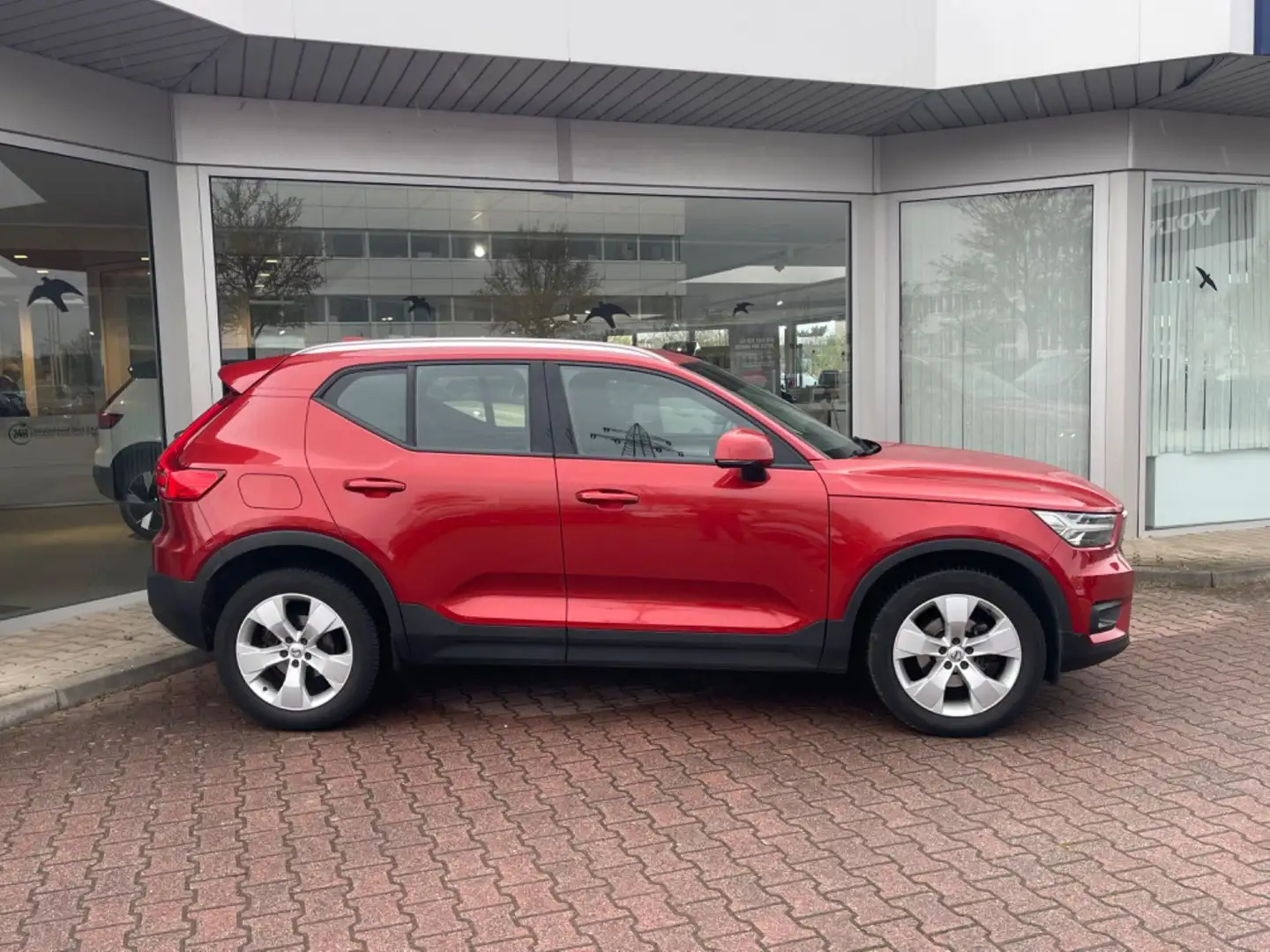 Volvo XC40 T3 Momentum Pro Geartronic Rojo - 2