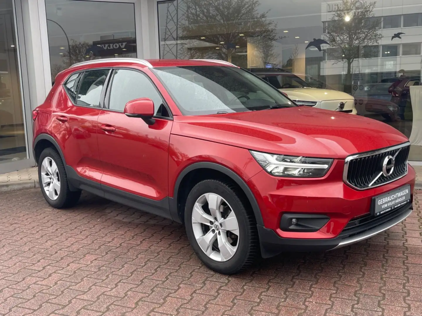 Volvo XC40 T3 Momentum Pro Geartronic Rosso - 1