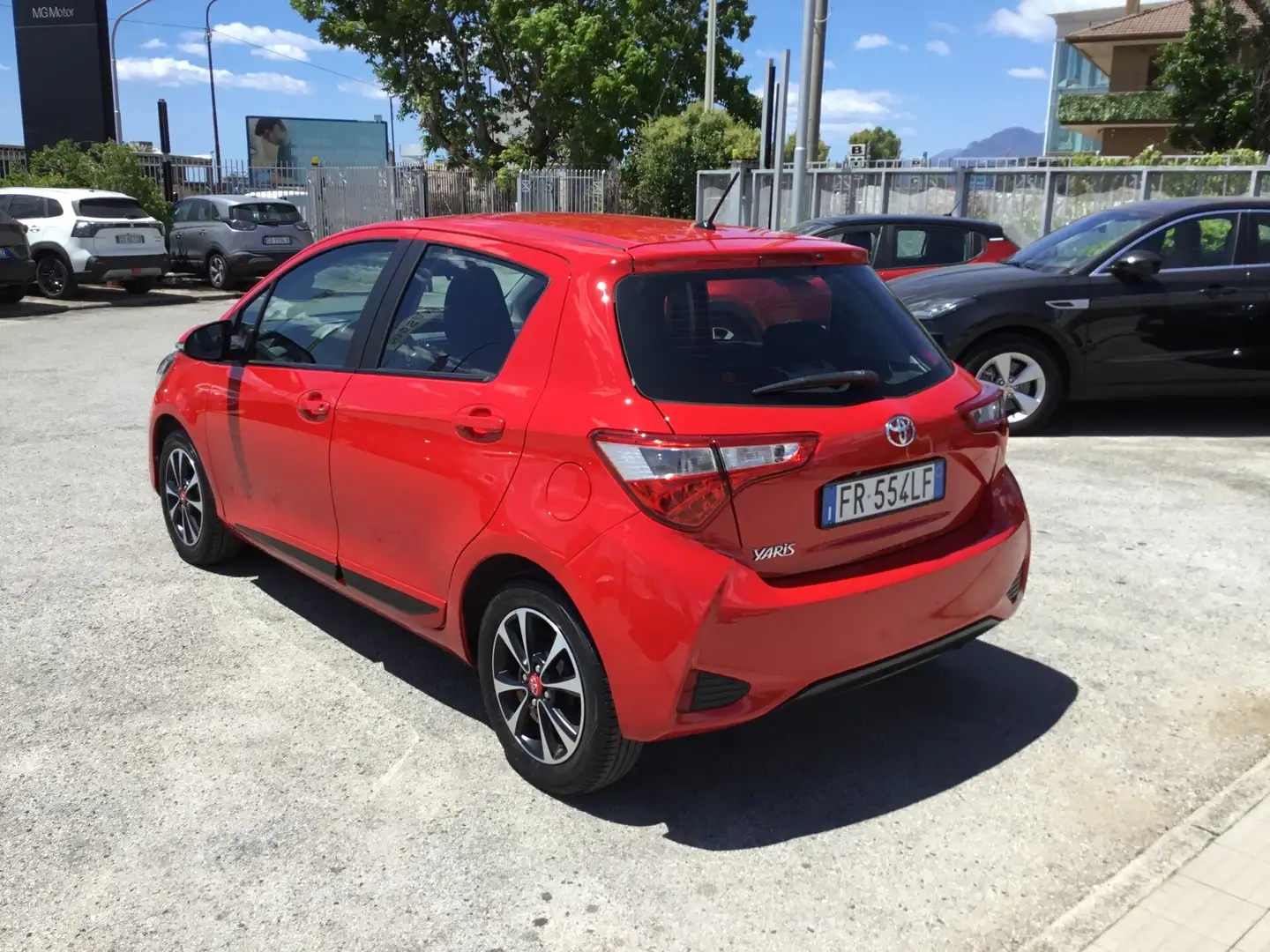 Toyota Yaris 1.0 5 porte Active Rood - 2