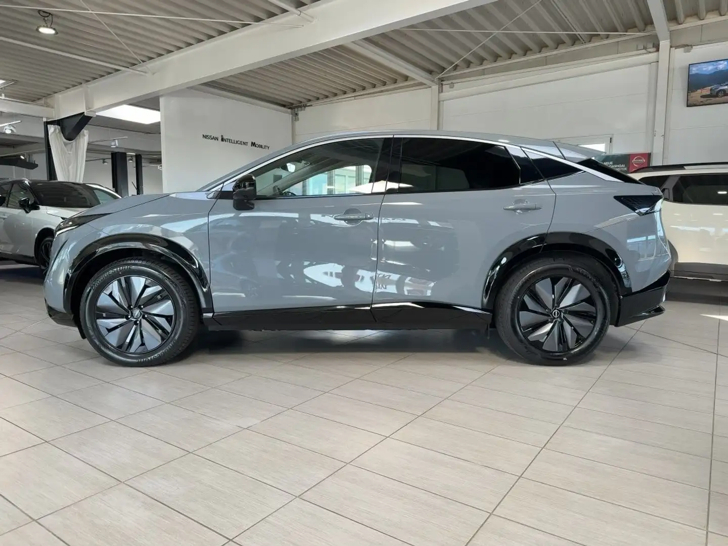 Nissan Ariya Basis 63 kWh mit 22 kW OBC Grau - 2